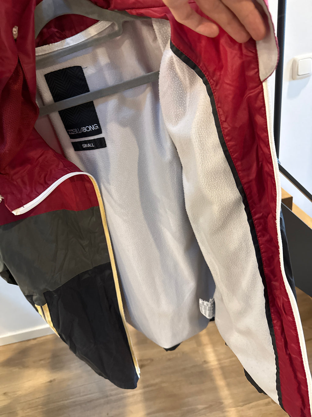Billabong Color Block Jacke – Polyamid, Rot/Schwarz/Grau, Größe S, guter Zustand
