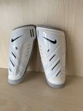 Nike Protegga Shield Schienbeinschoner Jugendgröße M Weiß/Schwarz, gebraucht