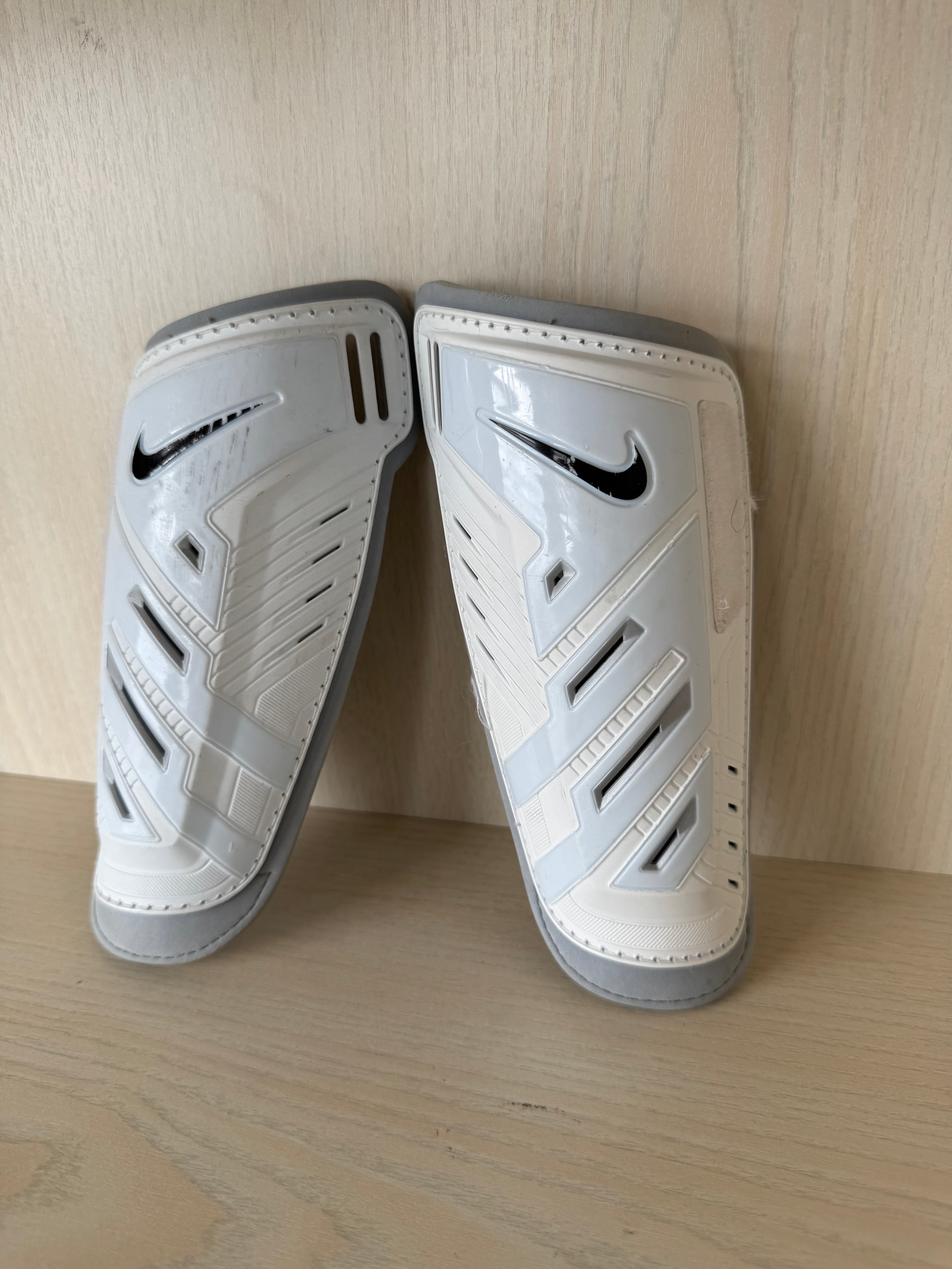 Nike Protegga Shield Schienbeinschoner Jugendgröße M Weiß/Schwarz, gebraucht