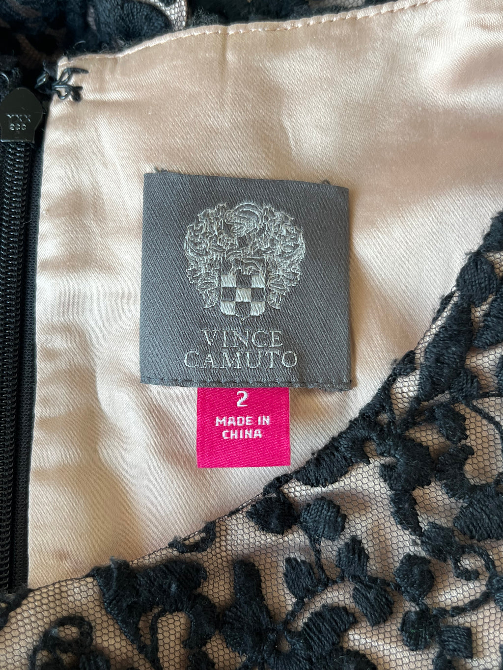Vince Camuto Cocktailkleid – Stickerei & Pailletten, Gr. 2, Schwarz/Nude, Top