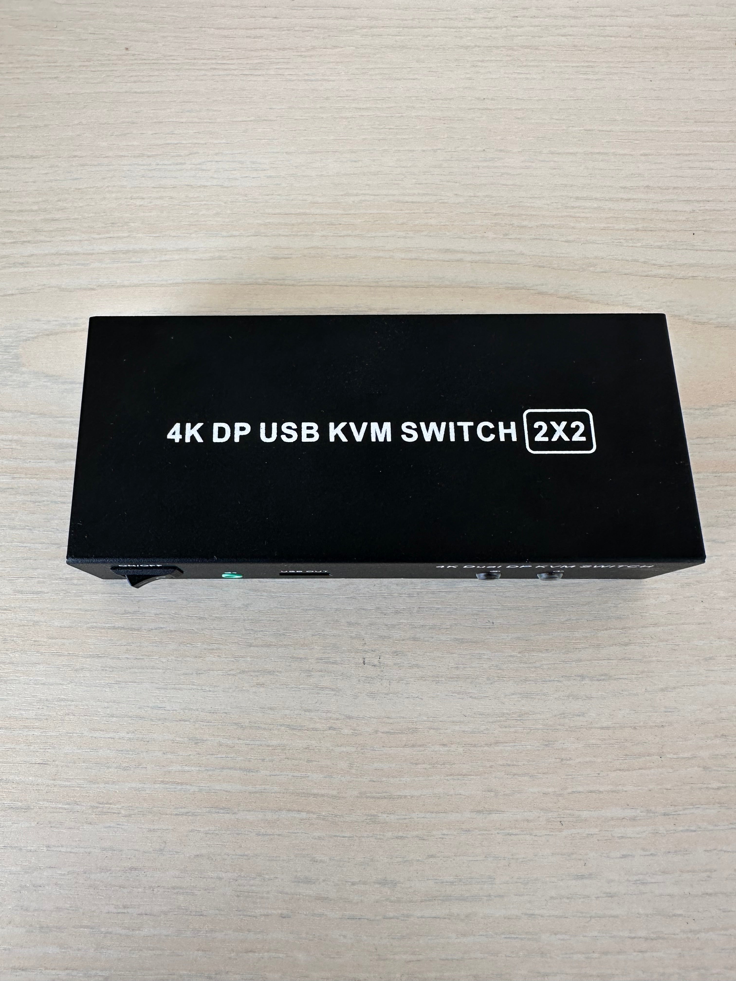 4K Dual DisplayPort 2x2 KVM Switch USB Audio Schwarz Kompakt Sehr Gut