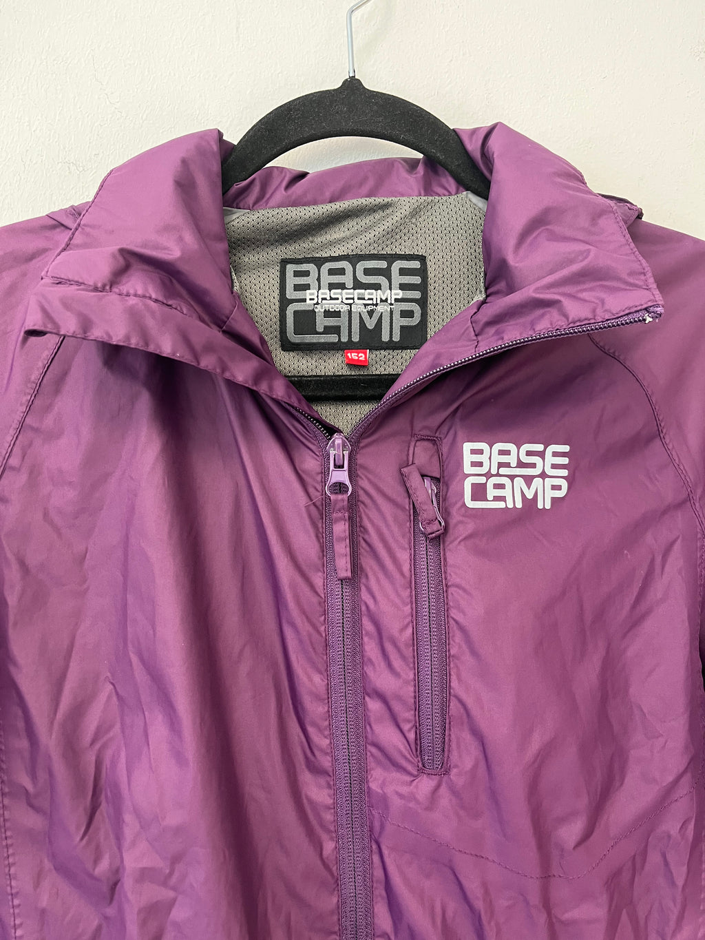 Basecamp Outdoor Equipment Windbreaker – Gr. 152, Lila, Sehr Gut
