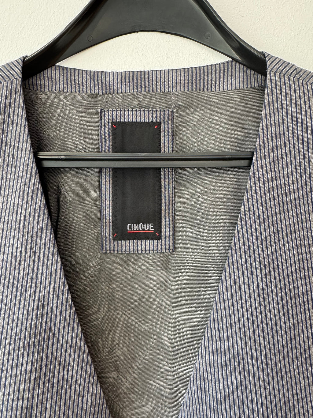 Cinque men’s pinstripe seersucker waistcoat light gray EU 54 like new