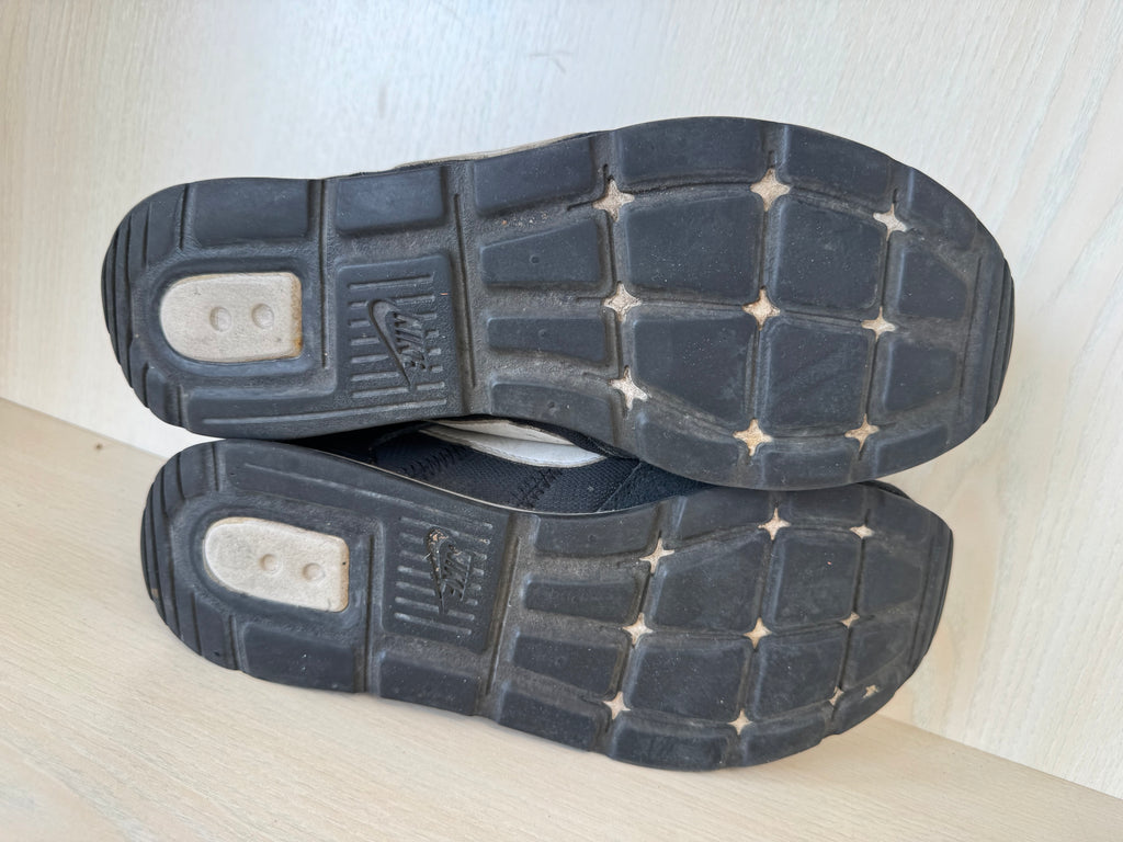 Nike Venture Runner – Schwarz/Weiß, Größe EU 45, Gebraucht