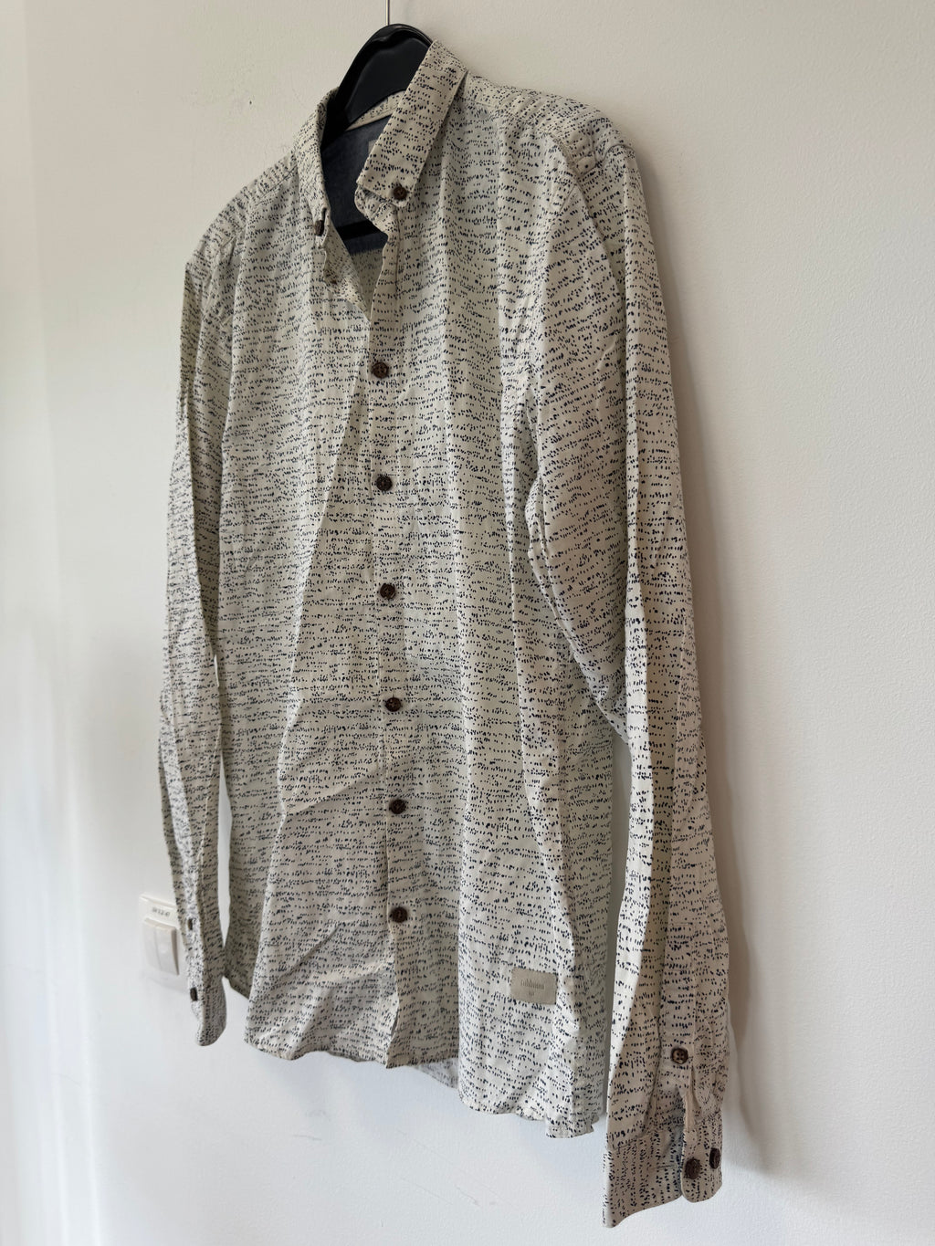 Minimum Crest Shirt, Medium, White/Black, Very Good