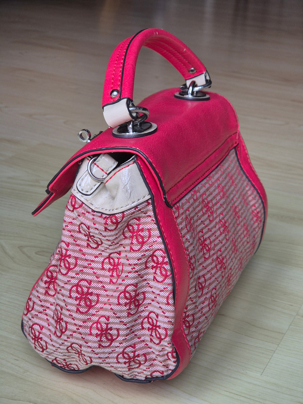 Guess 4G Logo Satchel/Schultertasche – Rot & Beige, Gebrauchter Zustand, 22x19cm