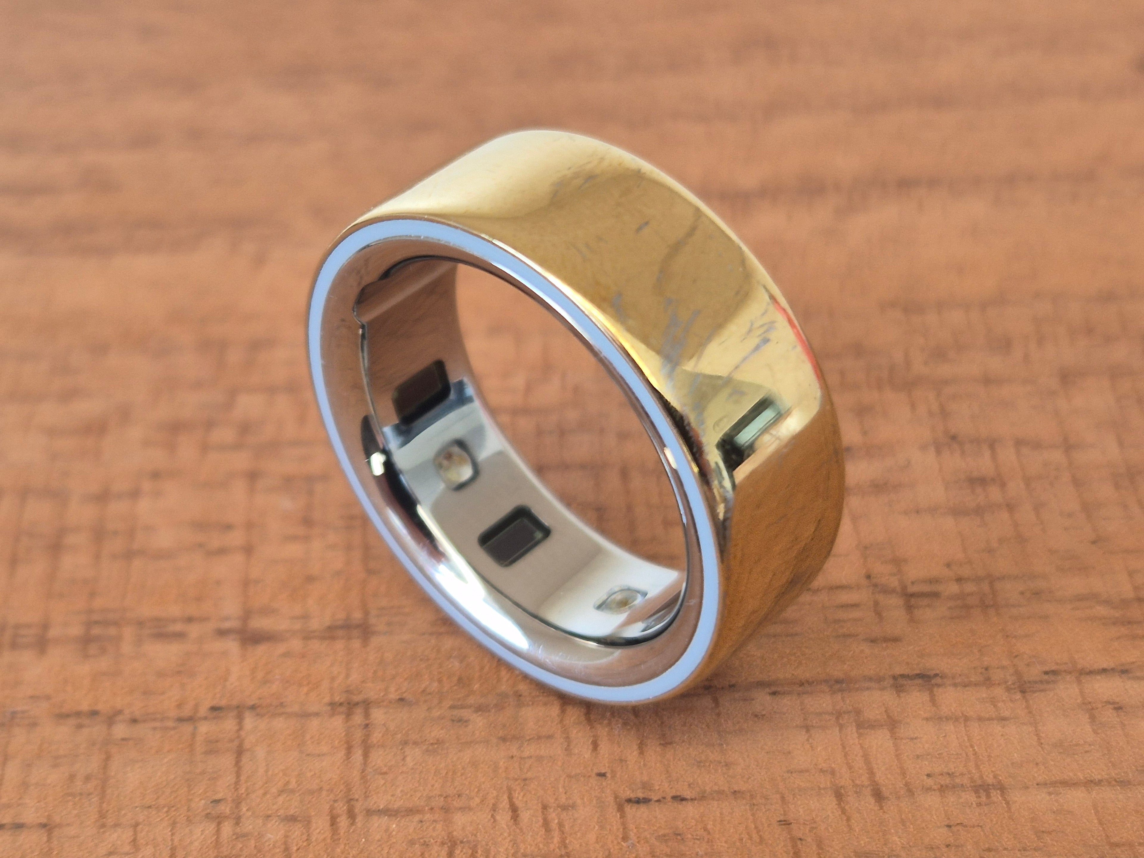 Oura Ring 4 Horizon Gold Medium – Sehr guter Zustand + Ladegerät