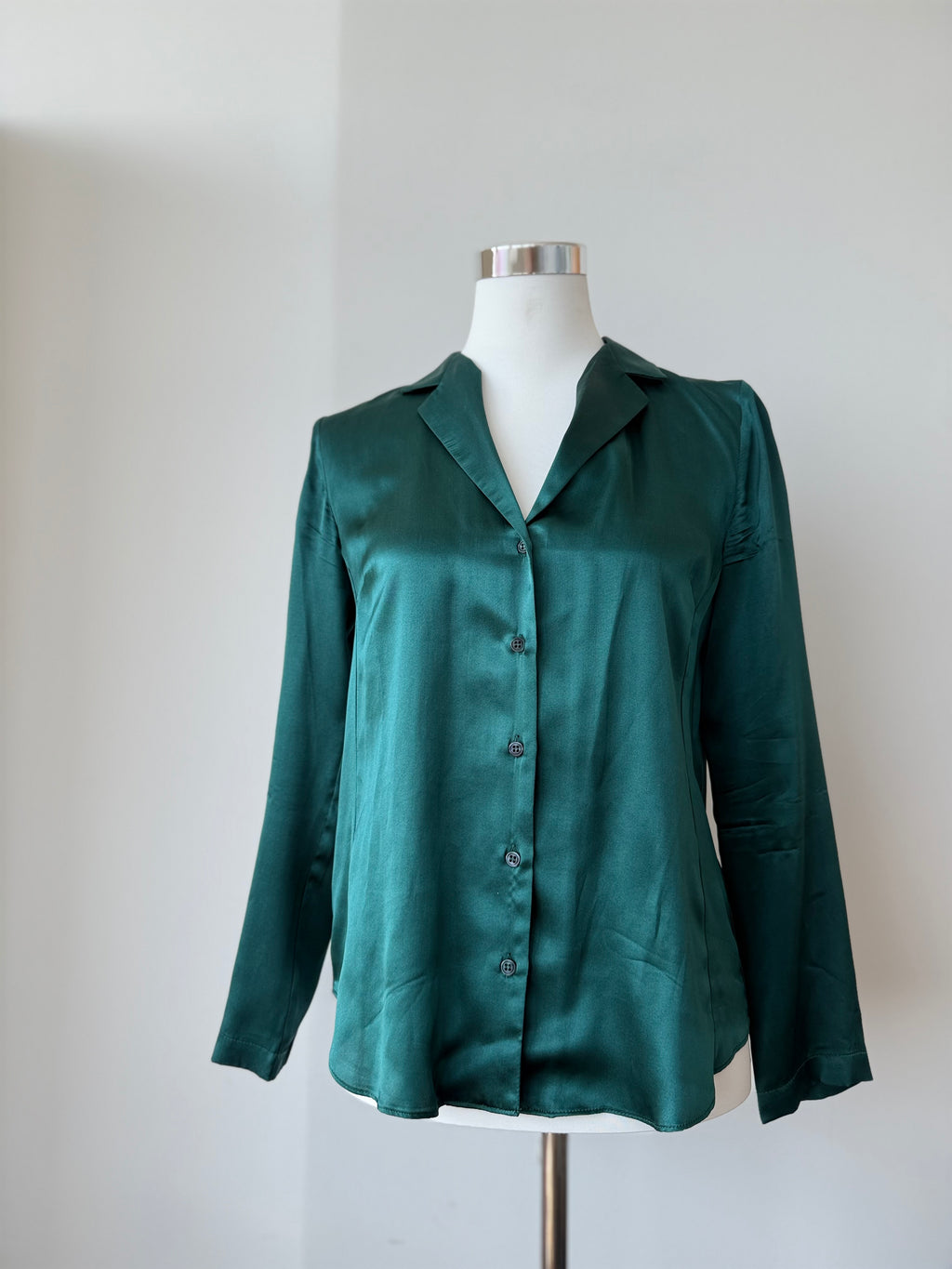 Amanda Uprichard Seiden/Satin Bluse – XS/P, Smaragdgrün, Sehr guter Zustand