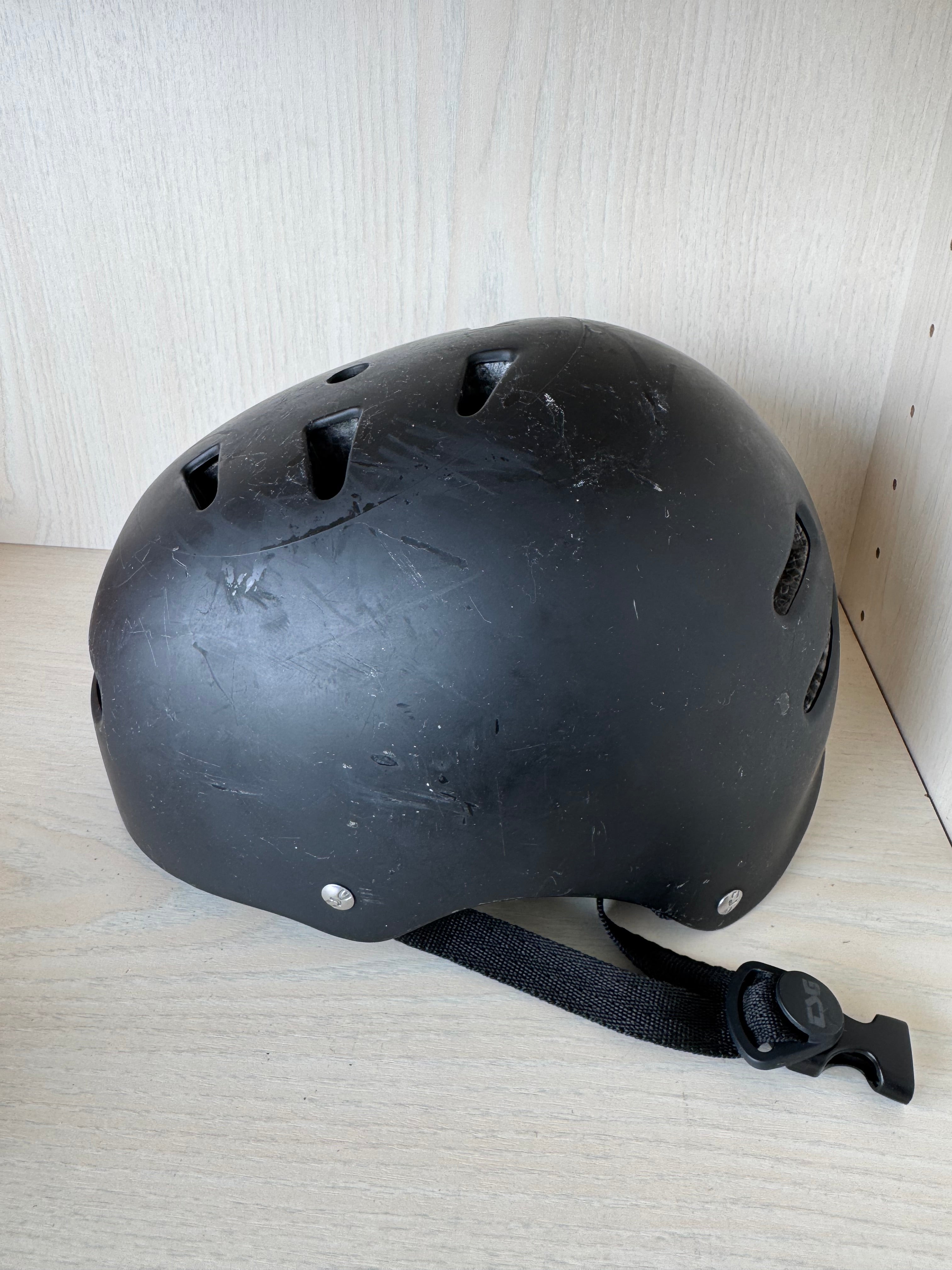 TSG Evolution Skate/BMX Helm – Satin Schwarz, Größe M, starker Gebrauch