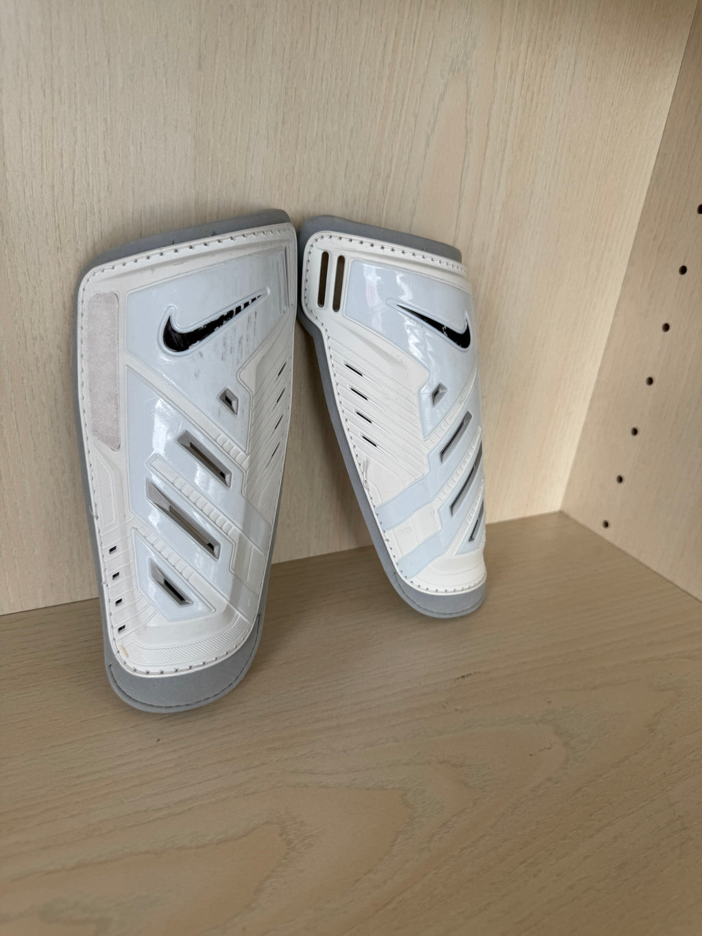Nike Protegga Shield Schienbeinschoner Jugendgröße M Weiß/Schwarz, gebraucht