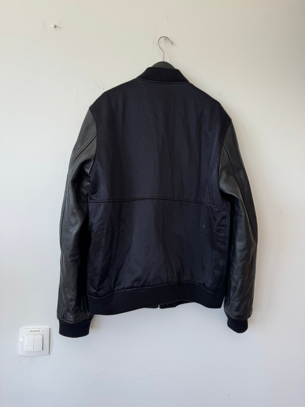 A.P.C. Louis W. Bomberjacke Lederärmel, Schwarz, Gr. L, Sehr Gut