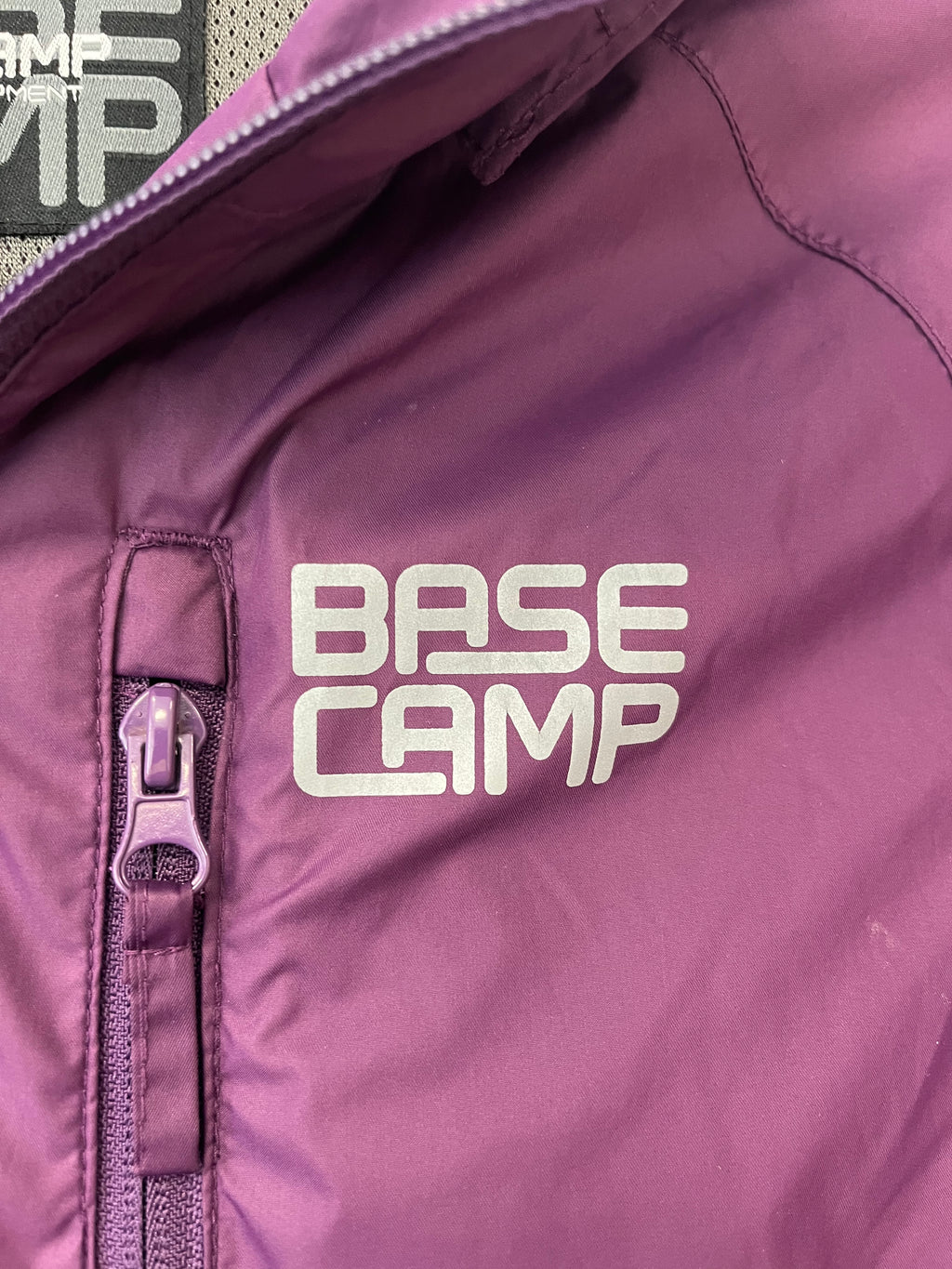 Basecamp Outdoor Equipment Windbreaker – Gr. 152, Lila, Sehr Gut