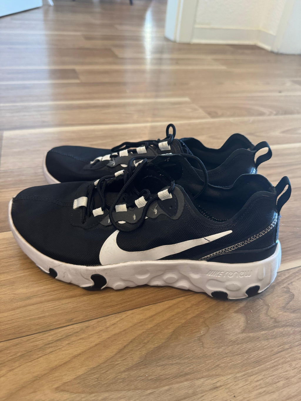 Nike Renew Element 55 | EU 38.5 | Schwarz/Weiß | Sehr guter Zustand