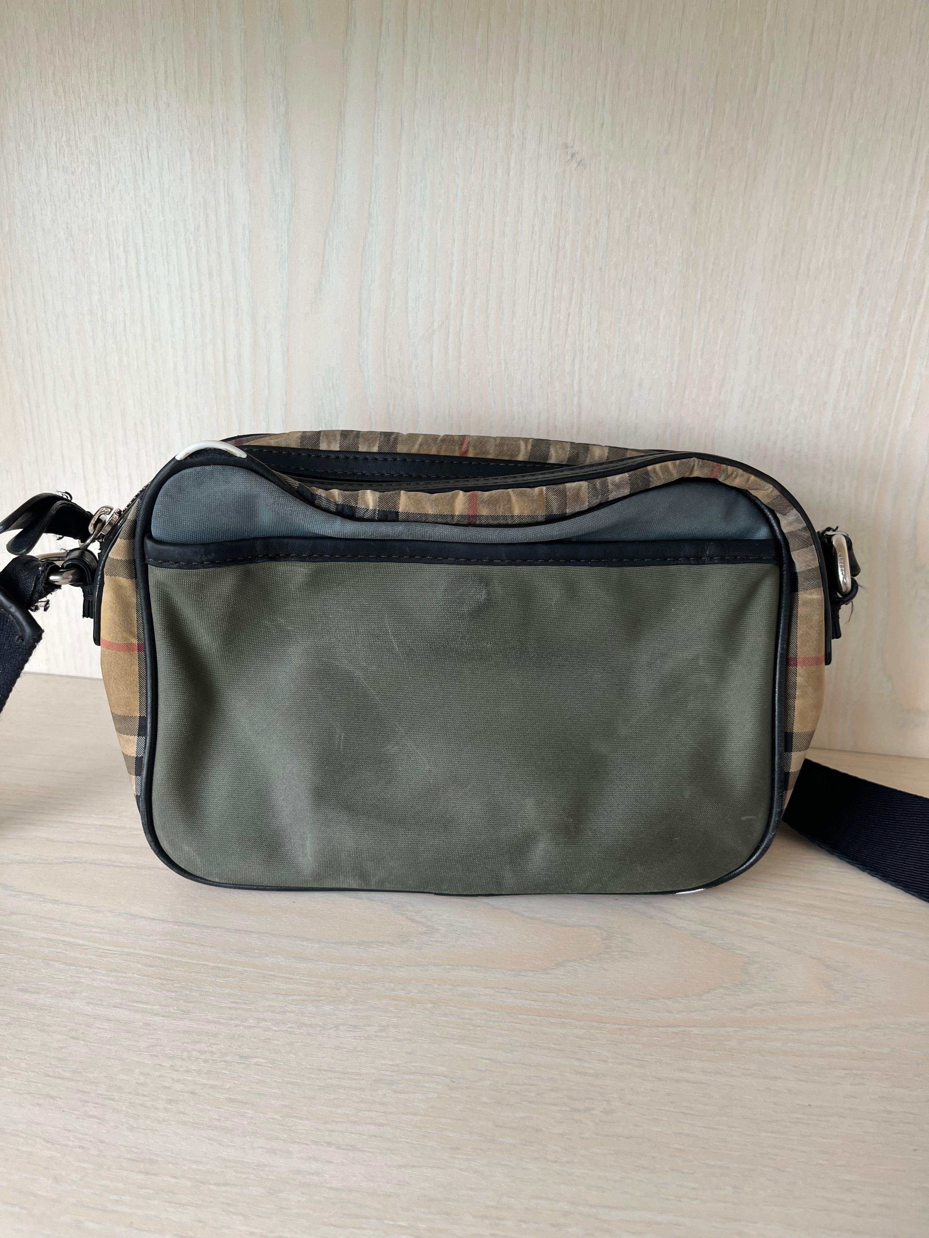 Burberry Camero Party Nylon Tasche – Olive/House Check, Medium, Zustand: Stark genutzt