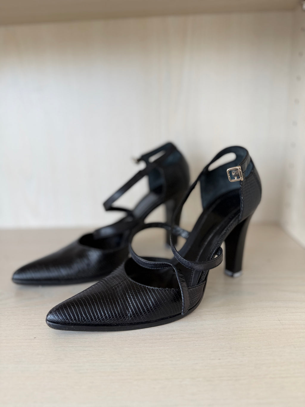 BOSS Damen Ankle-Strap Pumps, Lizard-Prägung, Leder, Schwarz, Gr. 38, Gut
