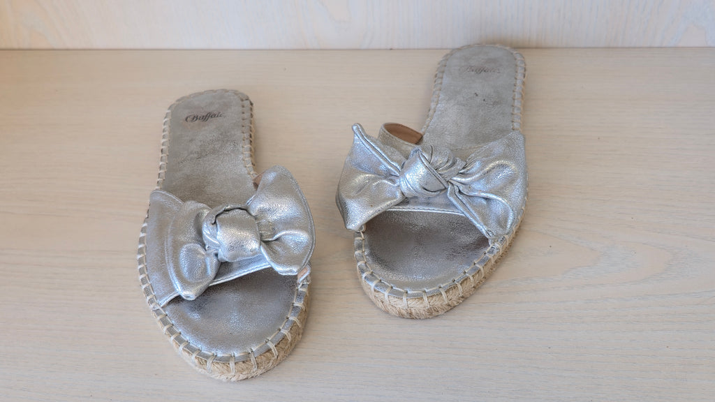 Buffalo London Silber Leder Slides mit Schleife – Größe 38, guter Zustand
