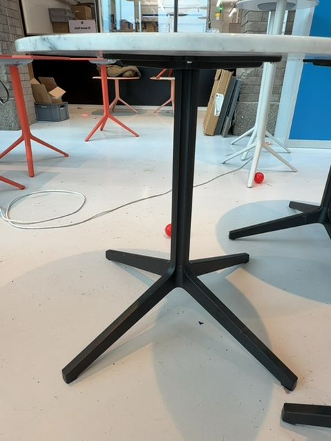 Pedrali Arki-Table – Marmor, Ø 75 cm, schwarzes Gestell
