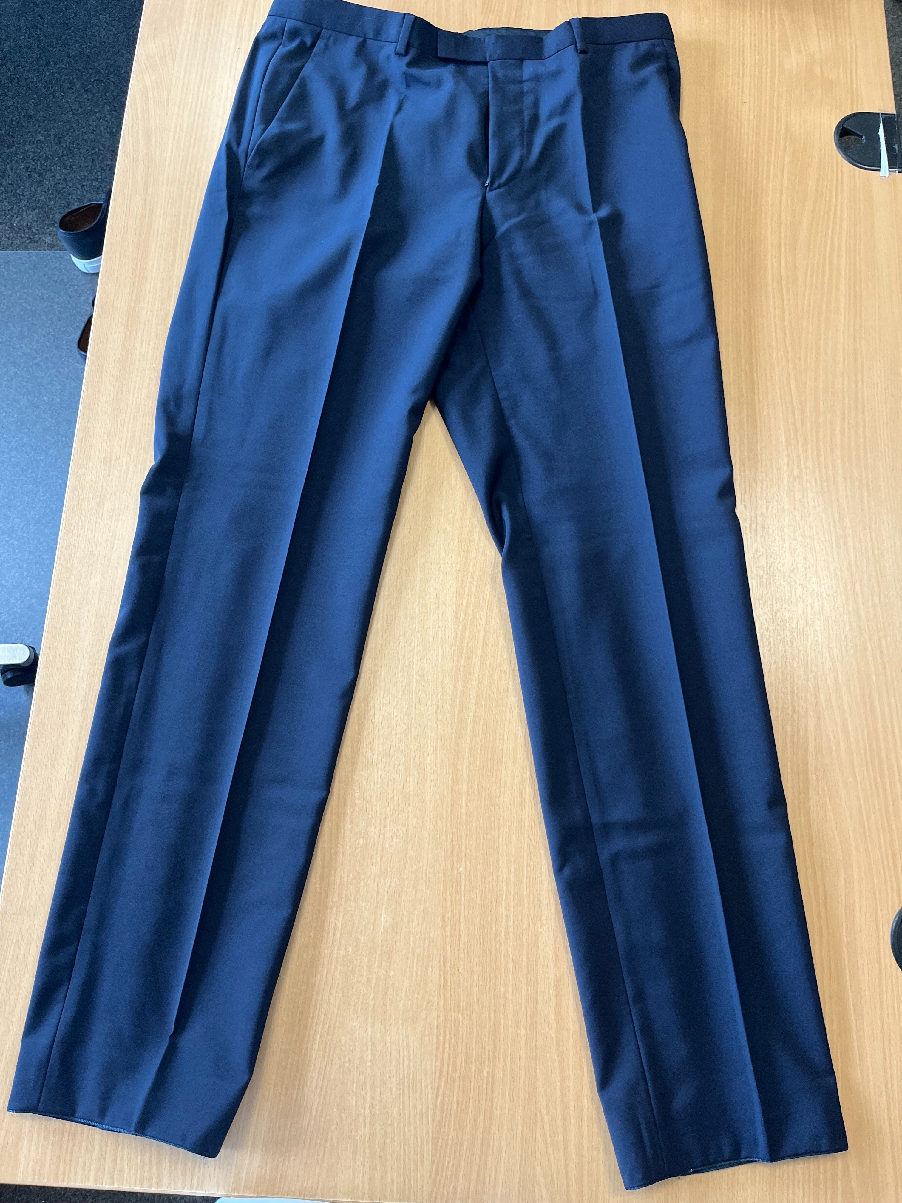 Hugo Boss Anzug Größe 50 Navy 100% Schurwolle – Sehr guter Zustand