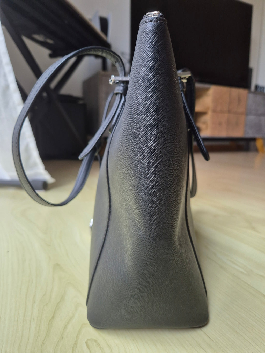 Michael Kors Voyager Large Tote Black Saffiano Leather, Very Good Condition