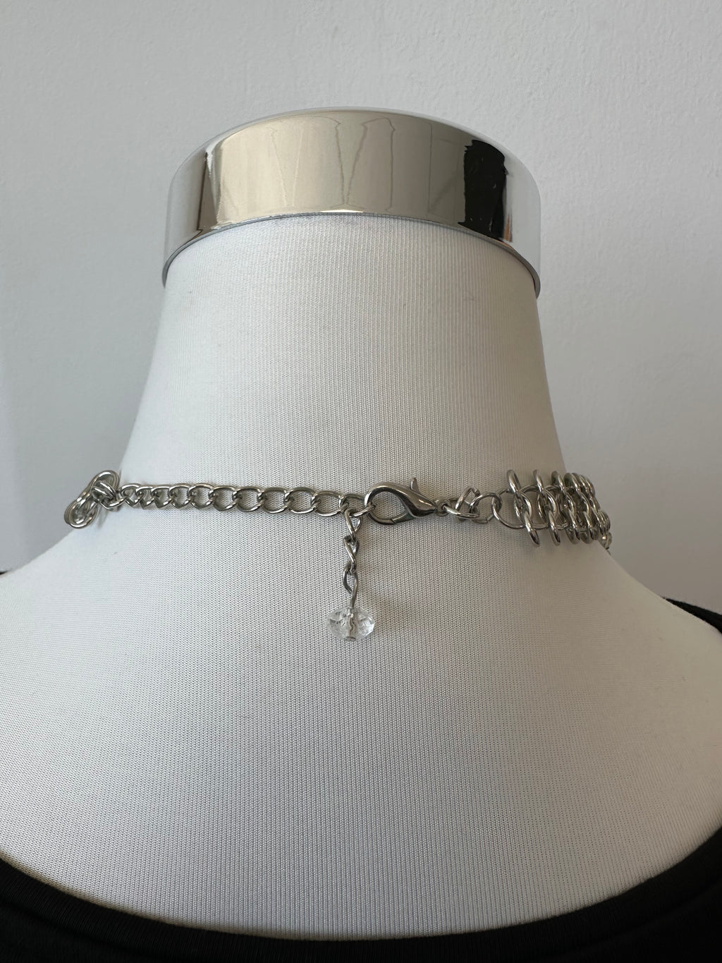 Paparazzi Zi Collier „Sociable“ Silberfarbene Kette mit Acrylkristallen, gut