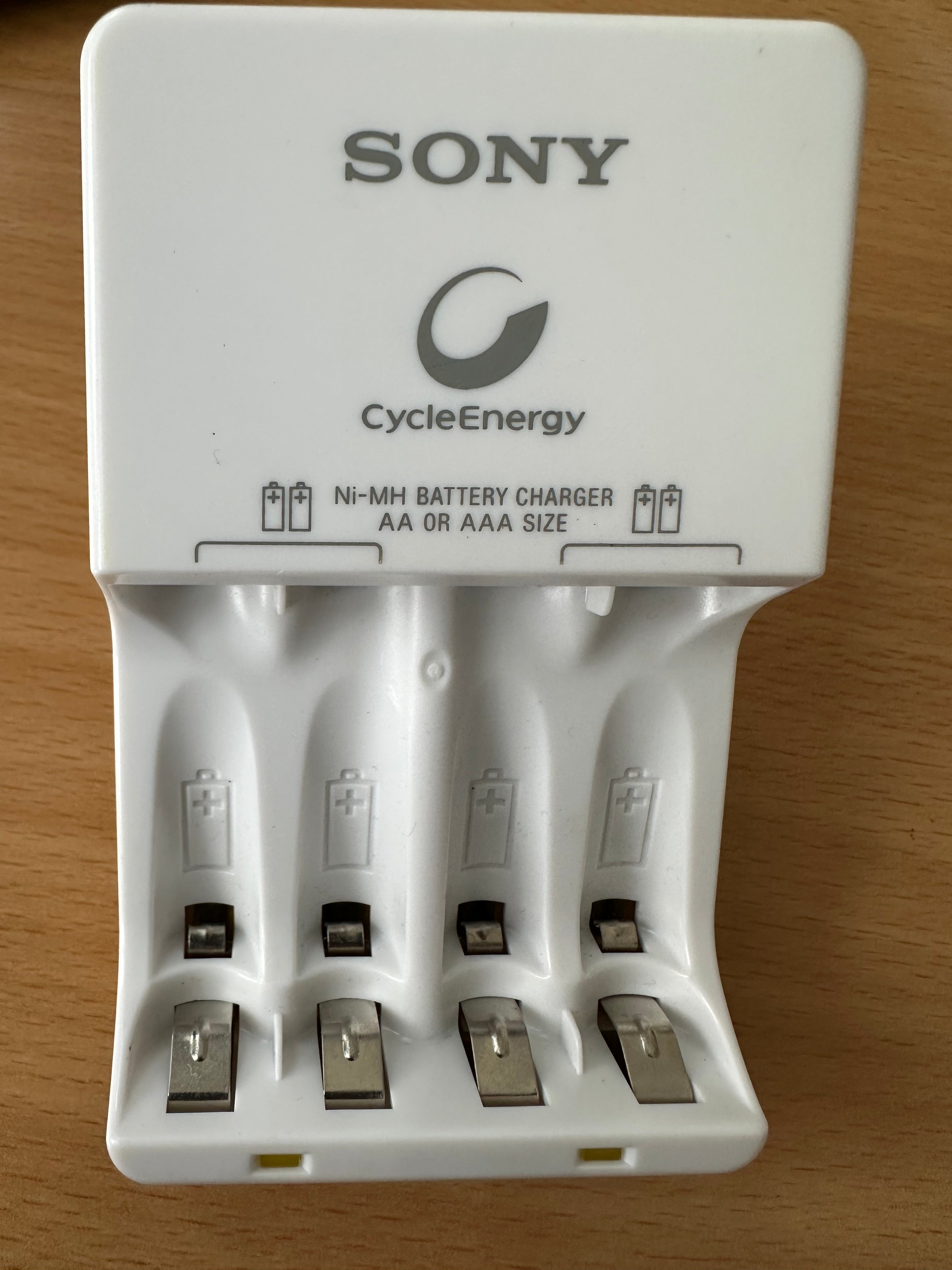 Sony CycleEnergy BCG-34HLD Ladegerät – Weiß, 4-fach, Eurostecker, sehr gut