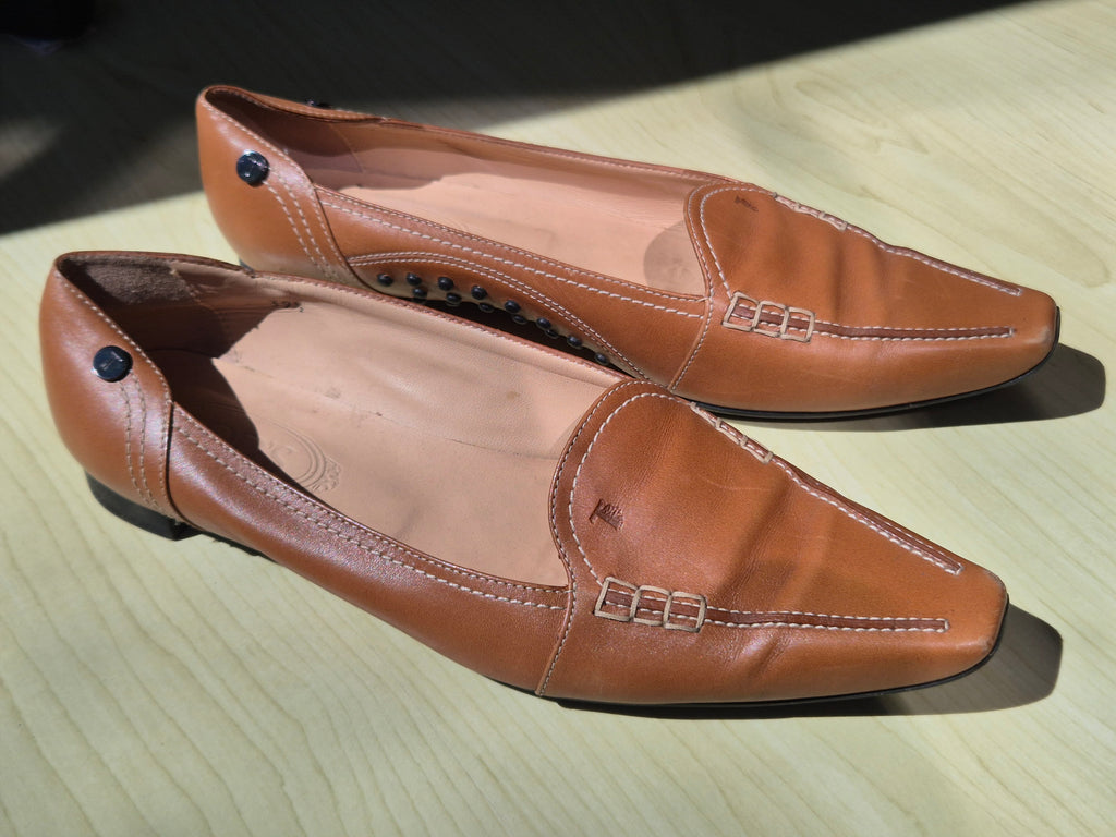 Tod’s Women’s Leather Loafers Tan EU 39.5 Square Toe w/ Dust Bag Good Condition