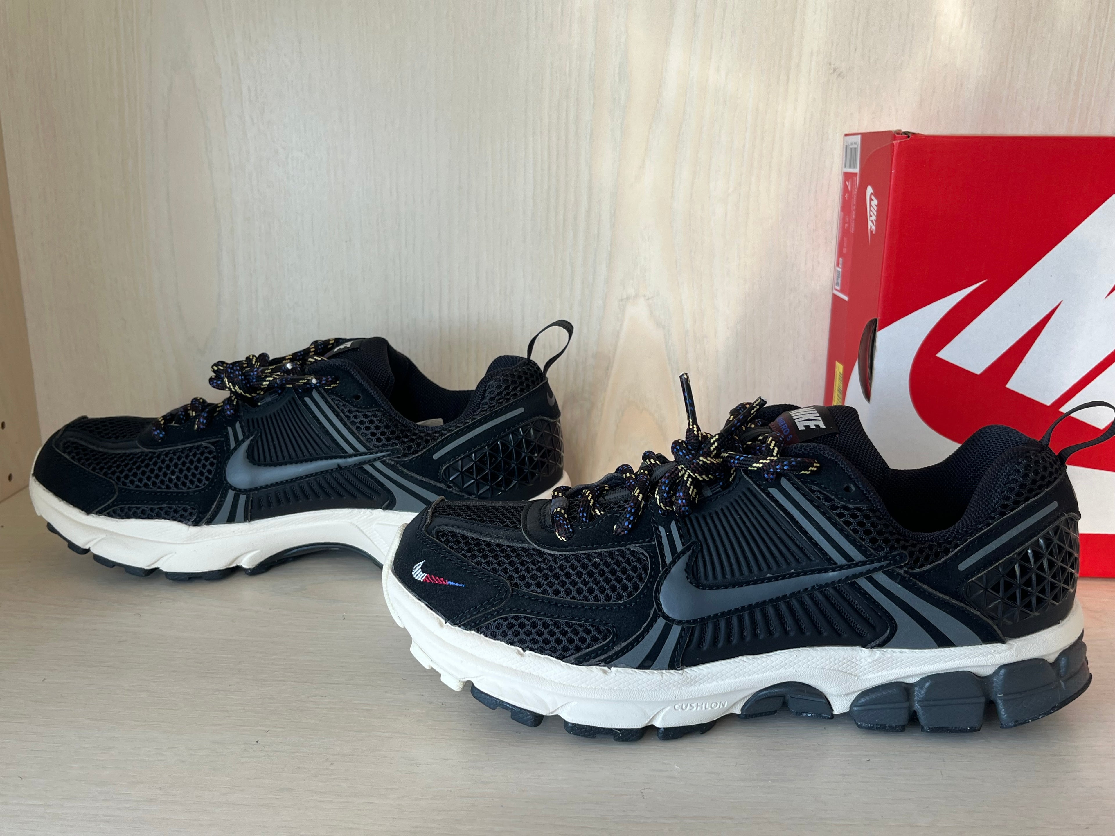 Nike Vomero 5 EE (GS) Schwarz/Anthrazit Größe EU 40 Neu