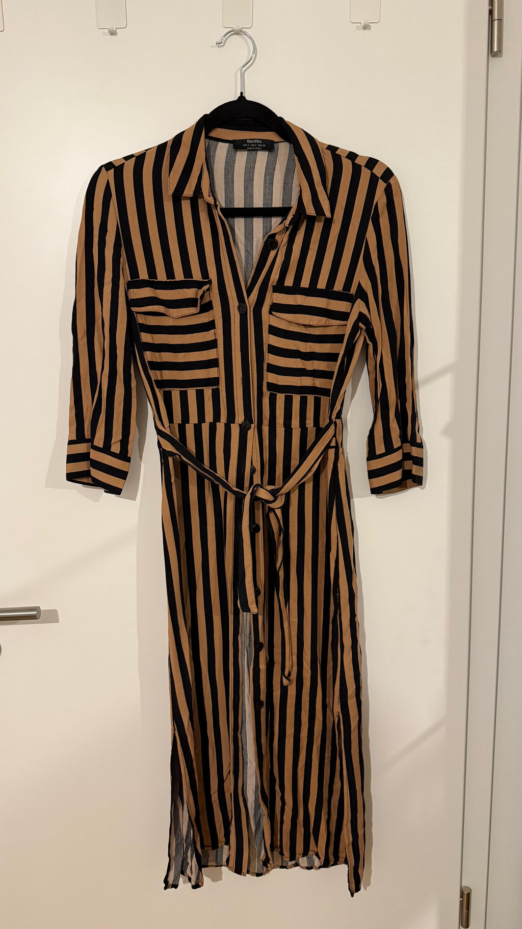 Bershka Gestreiftes Kleid, S, Schwarz/Beige, Stoffgürtel, Sehr guter Zustand