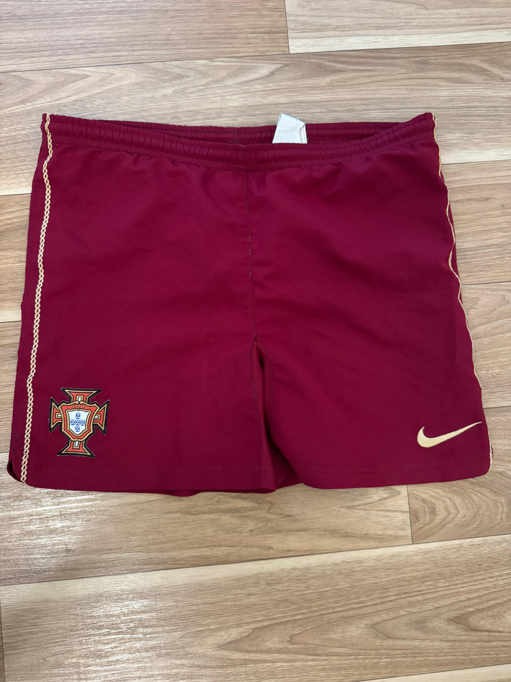 Nike Portugal Kinder Fußballshorts S (128-140 cm), Burgund/Gold, Sehr Gut