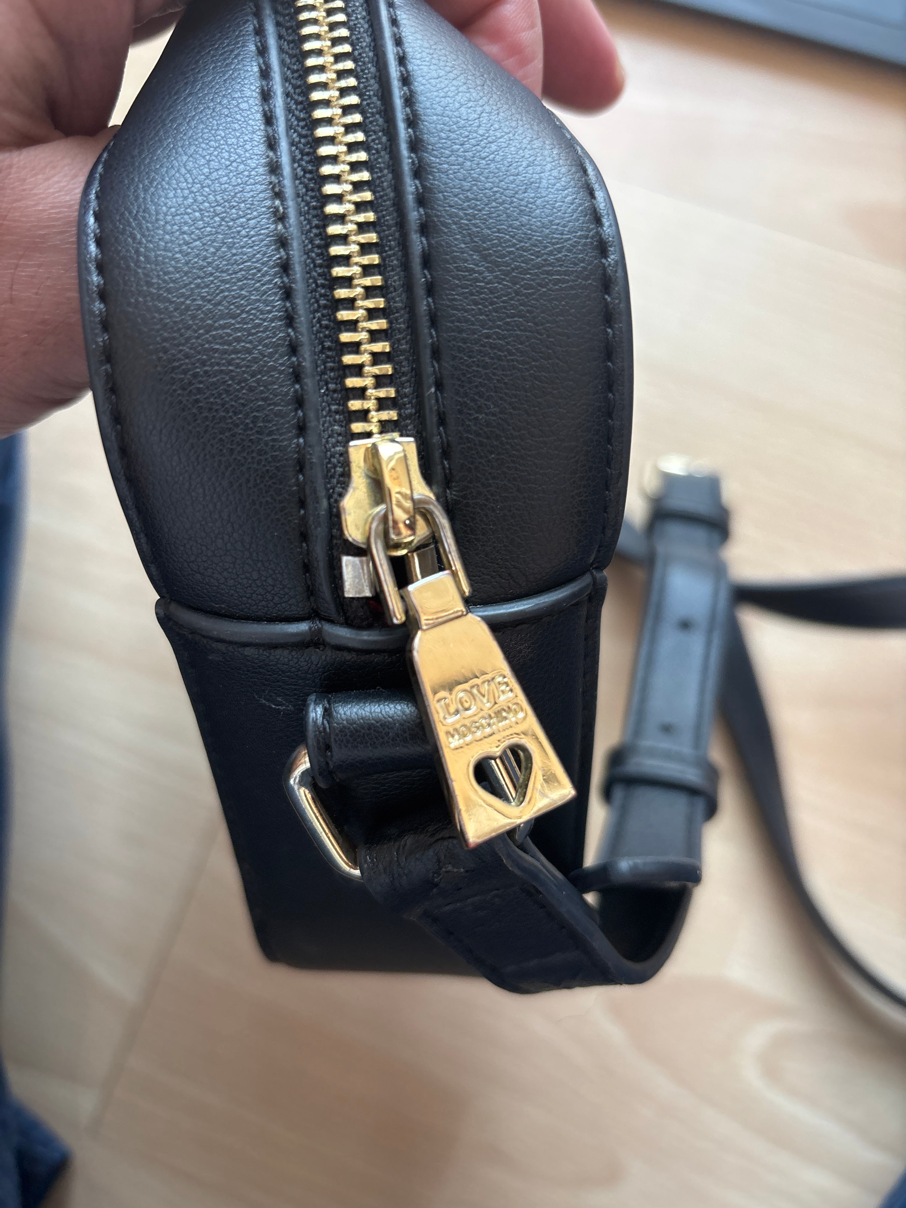 Love Moschino Umhängetasche – Synthetikleder, Schwarz, Goldkette, Medium, gebraucht