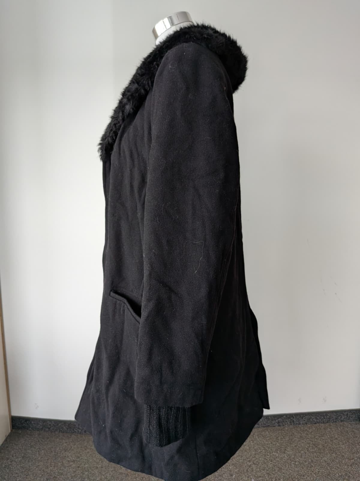 Bertoni Wollmantel mit Kunstfellkragen – Schwarz, Größe L, Guter Zustand