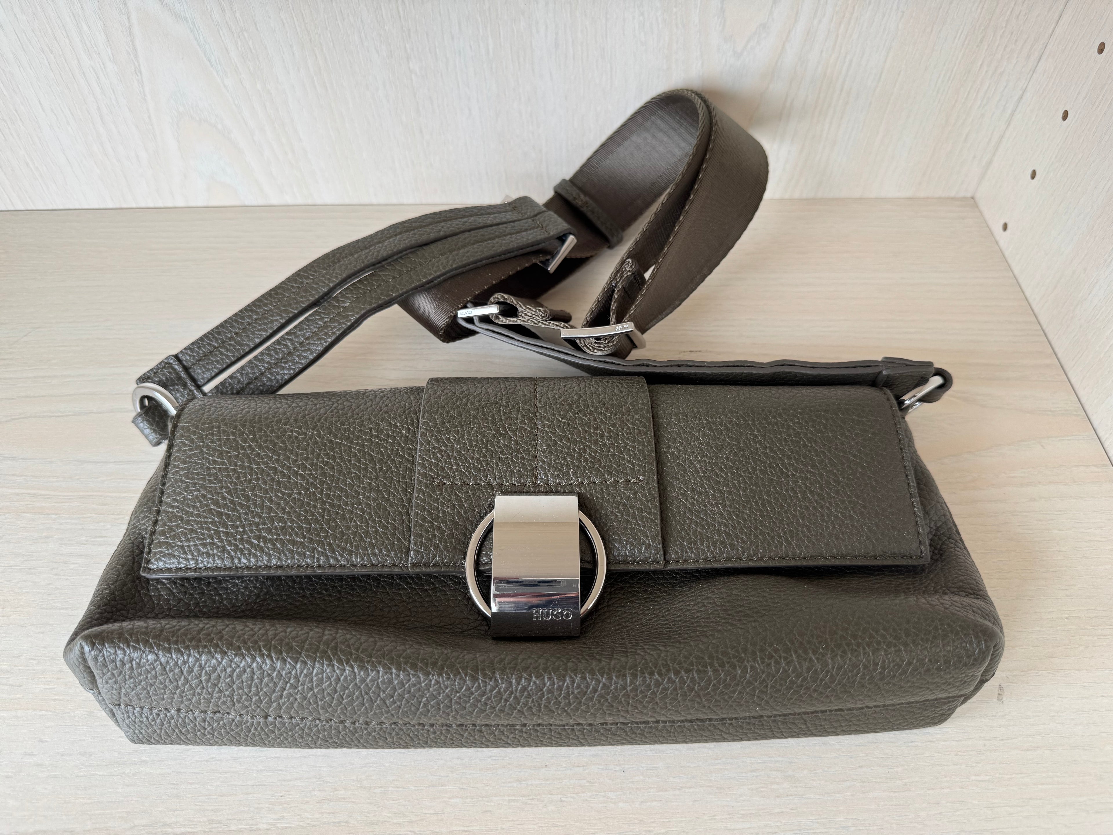 HUGO by Hugo Boss Schultertasche Olive, Kunstleder, Medium, guter Zustand