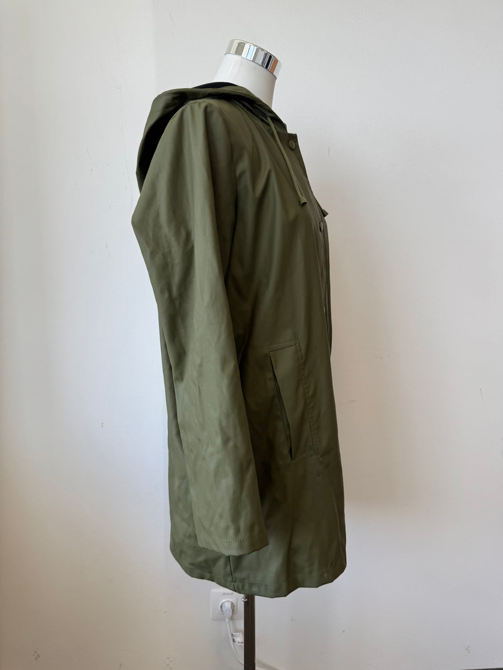 Jacqueline de Yong Regenmantel – Light Olive Green, Größe L, Sehr Gut
