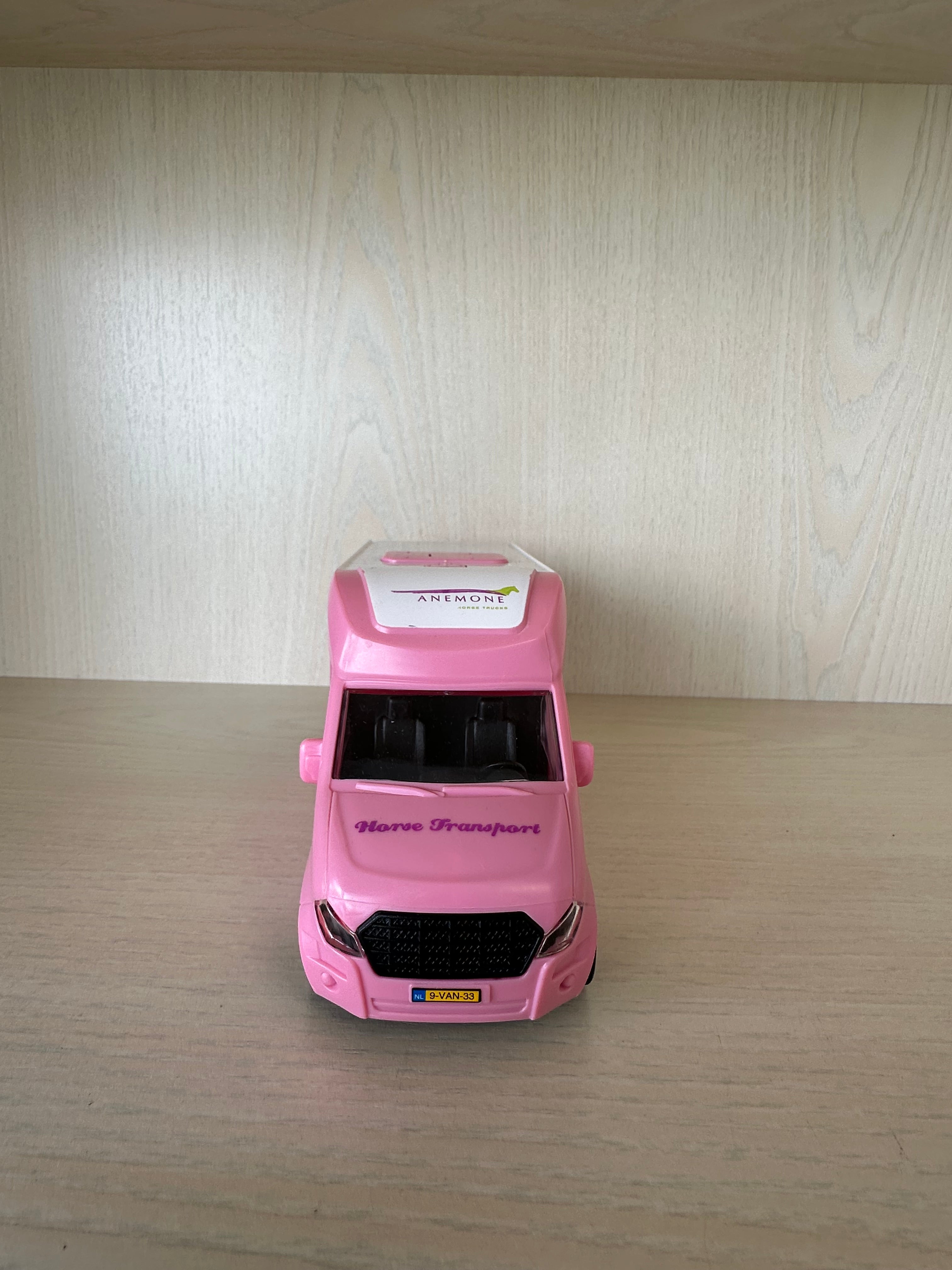 Kids Globe Pferdetransporter 1:32 – pink/grün – sehr guter Zustand