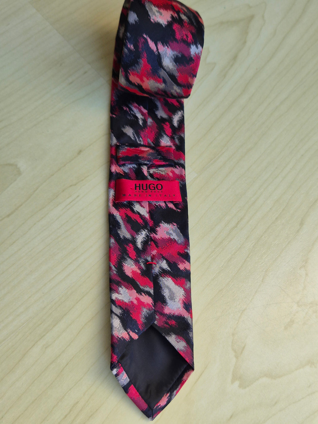HUGO by Hugo Boss Seidenkrawatte, Rot/Schwarz Camouflage, 7 cm, Sehr gut