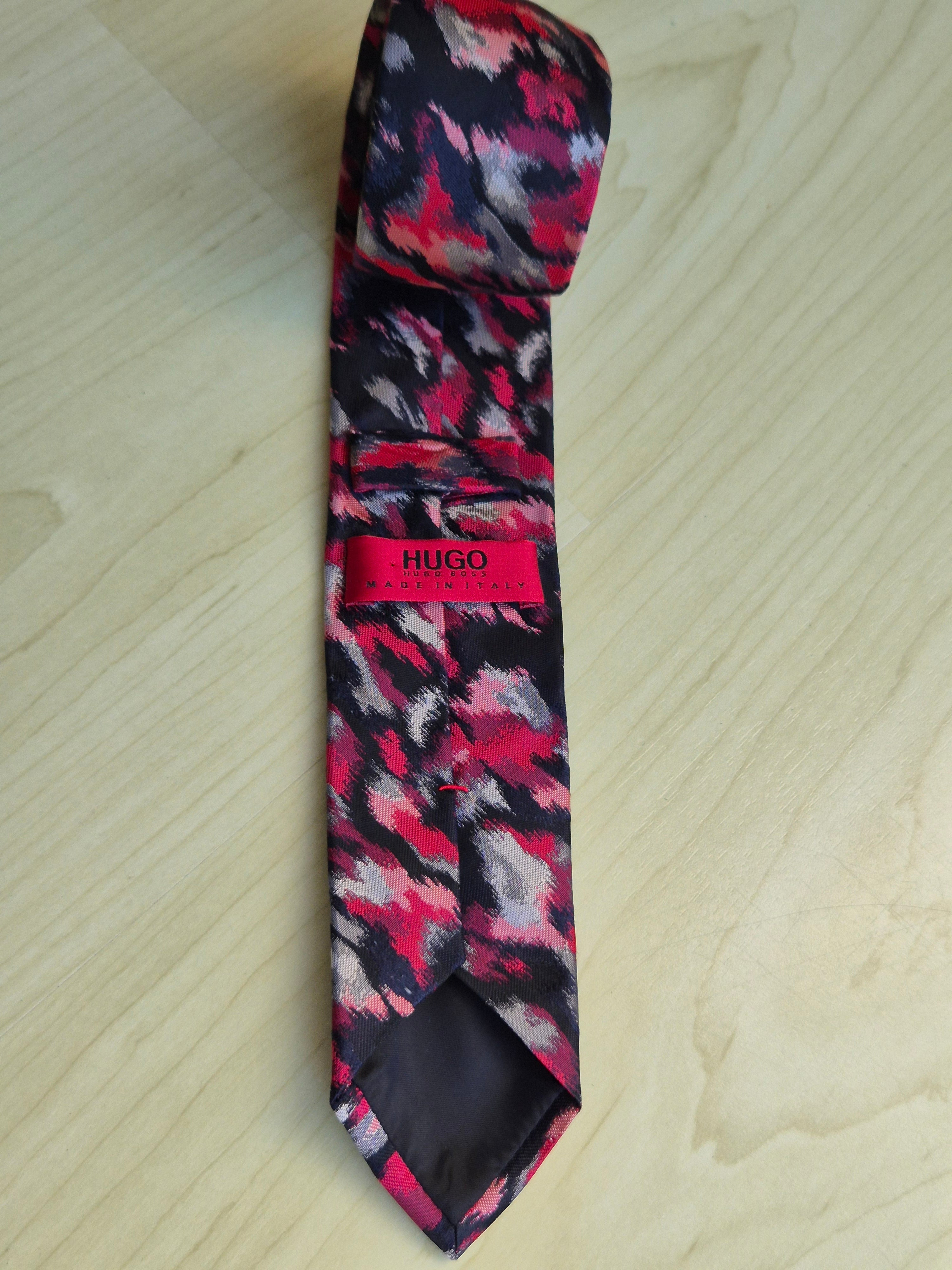 HUGO by Hugo Boss Seidenkrawatte, Rot/Schwarz Camouflage, 7 cm, Sehr gut