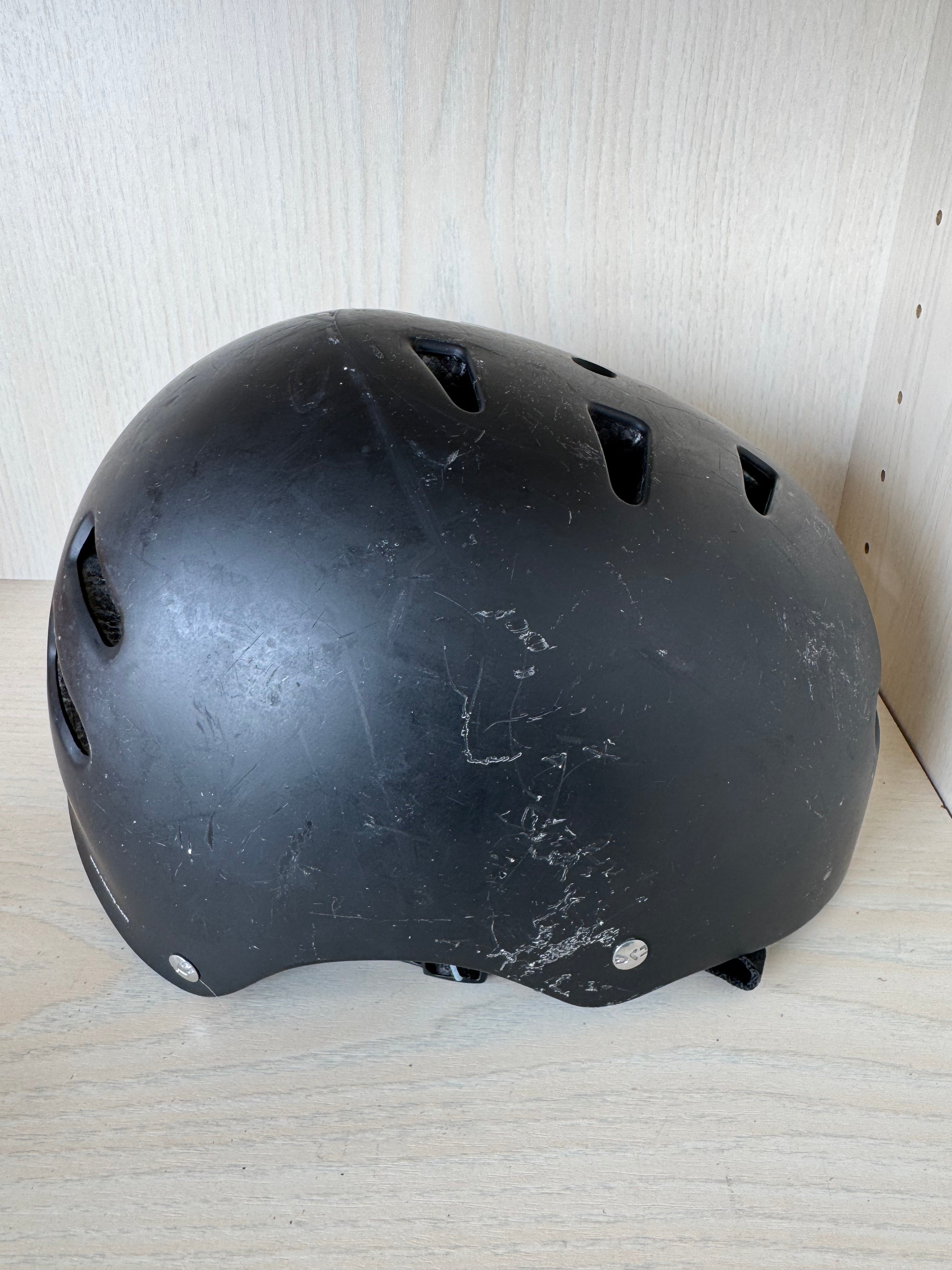TSG Evolution Skate/BMX Helm – Satin Schwarz, Größe M, starker Gebrauch