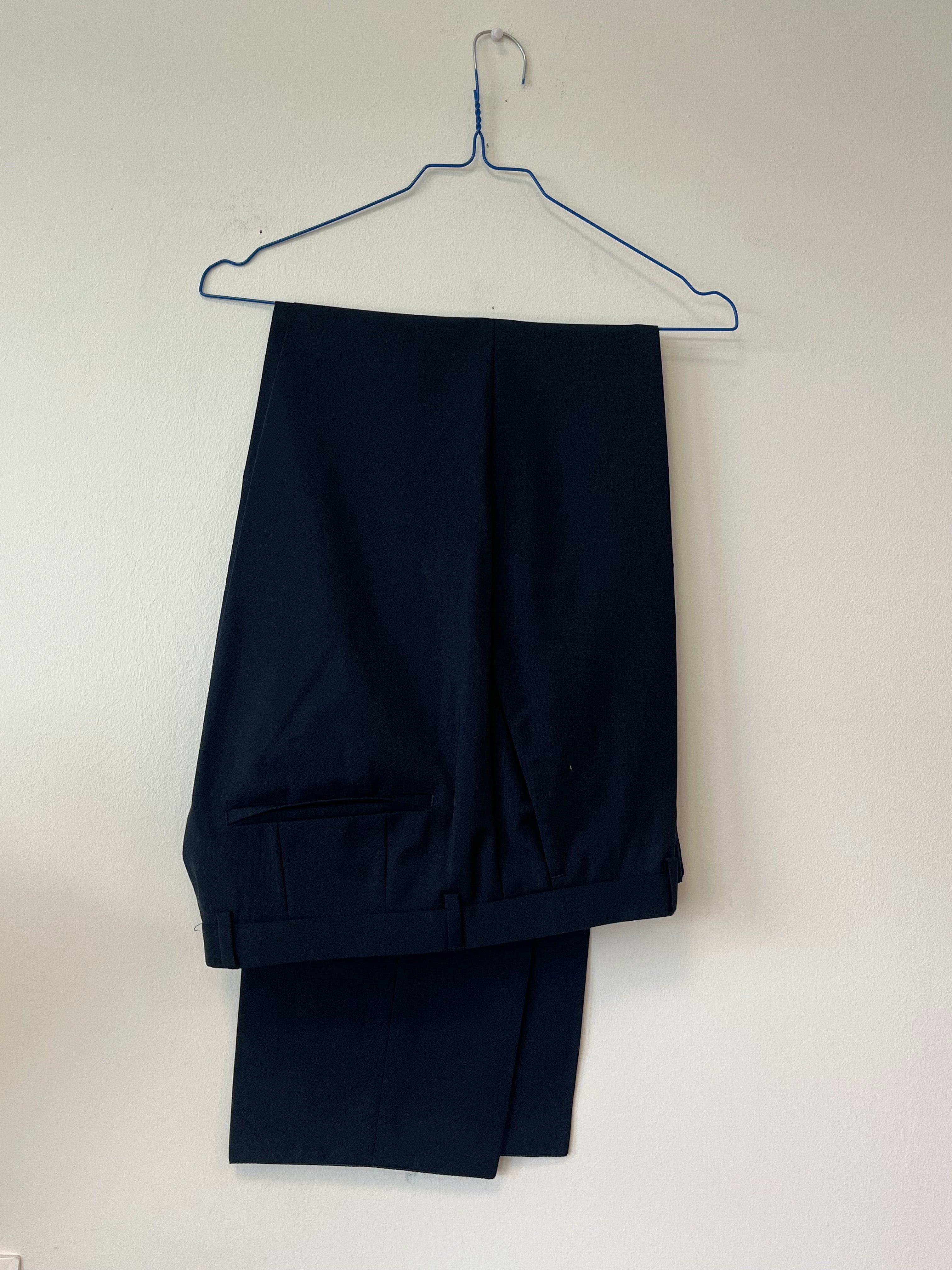 Hugo Boss Anzug Größe 50 Navy 100% Schurwolle – Sehr guter Zustand