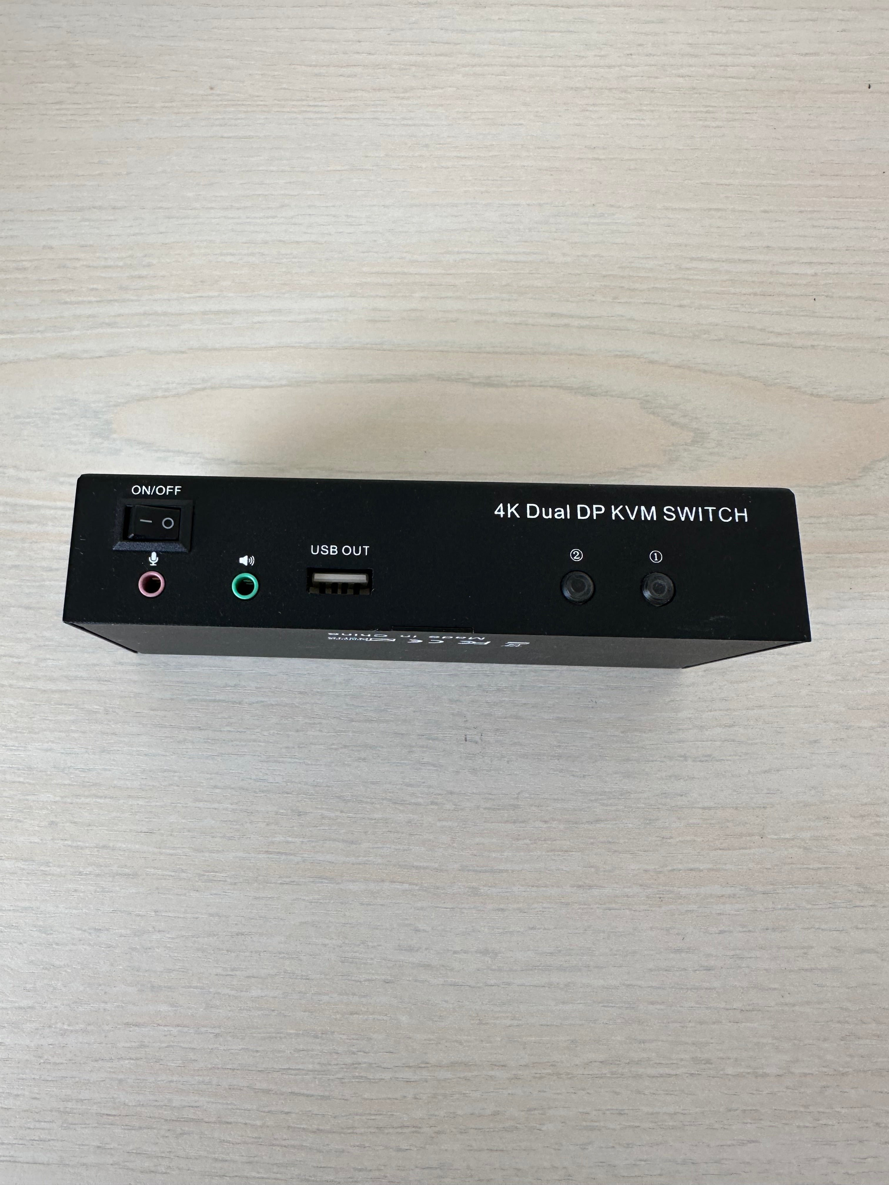 4K Dual DisplayPort 2x2 KVM Switch USB Audio Schwarz Kompakt Sehr Gut