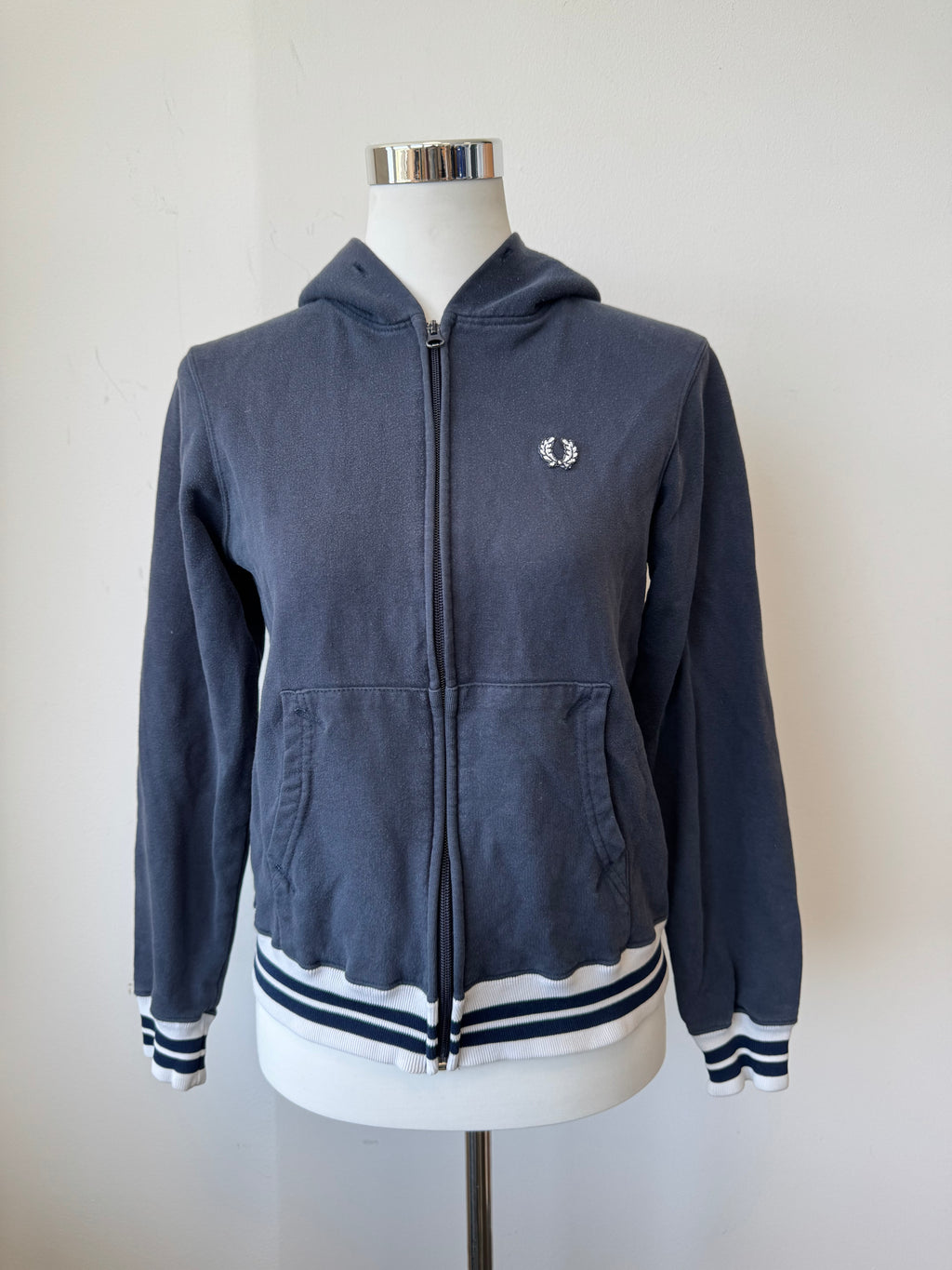 Fred Perry Zip Hoodie – Navy, Gestreifter Saum, Größe M, Guter Zustand