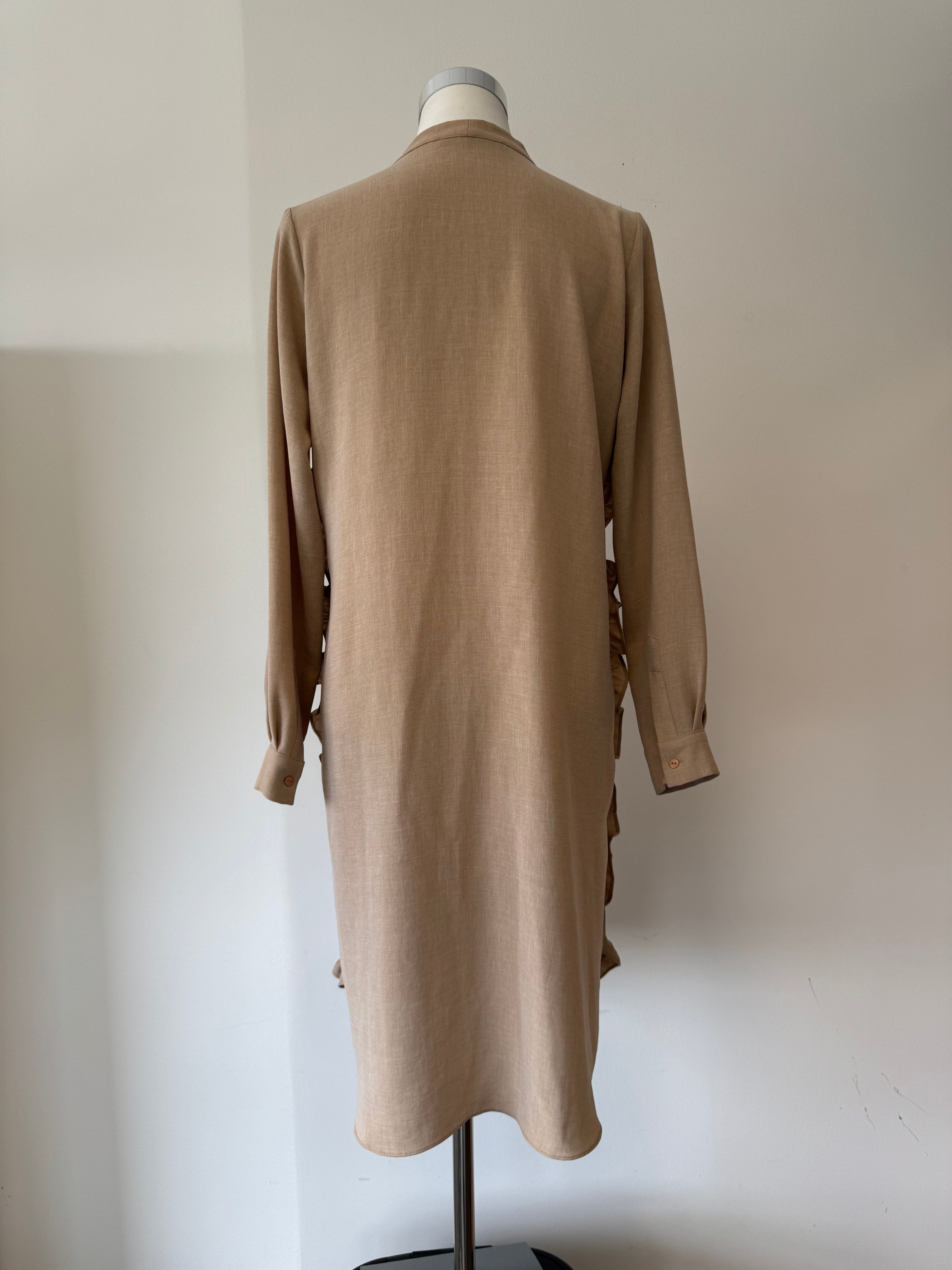 TUĞBA Oversized Rüschen Hemdblusenkleid – Beige, Größe 40, Sehr guter Zustand
