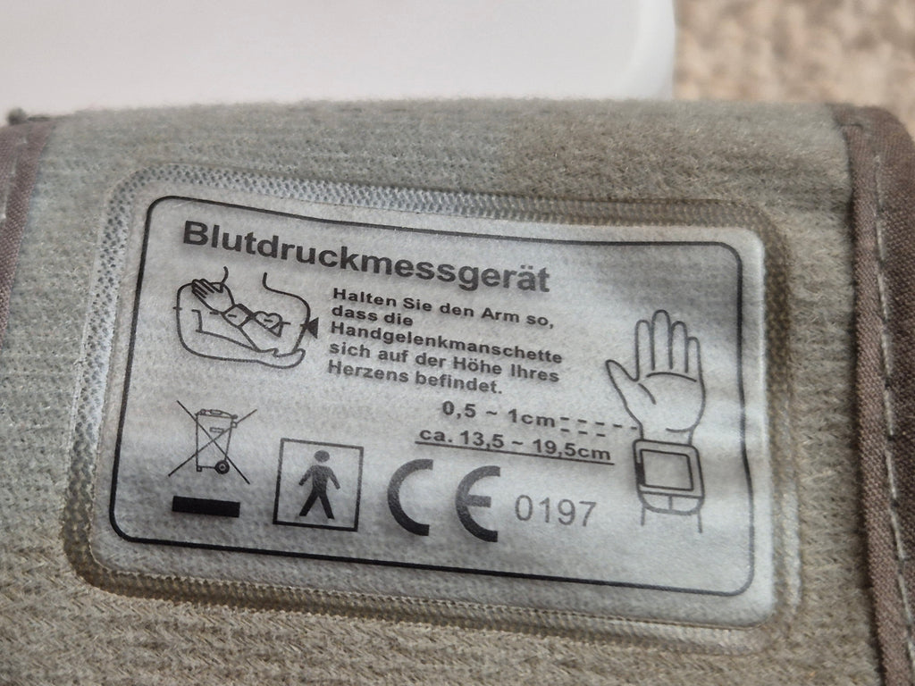 CURAmed MD 13400 Wrist Blood Pressure Monitor White Compact – Very Good