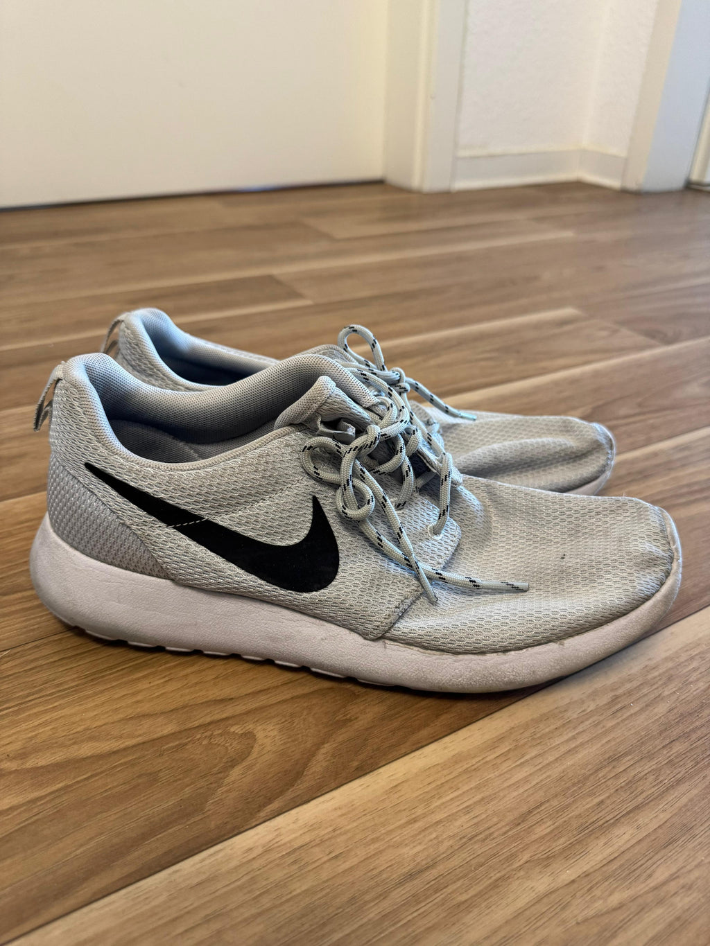 Nike Roshe One Weiß/Schwarz – EU 41 – guter Zustand – Alltagssneaker