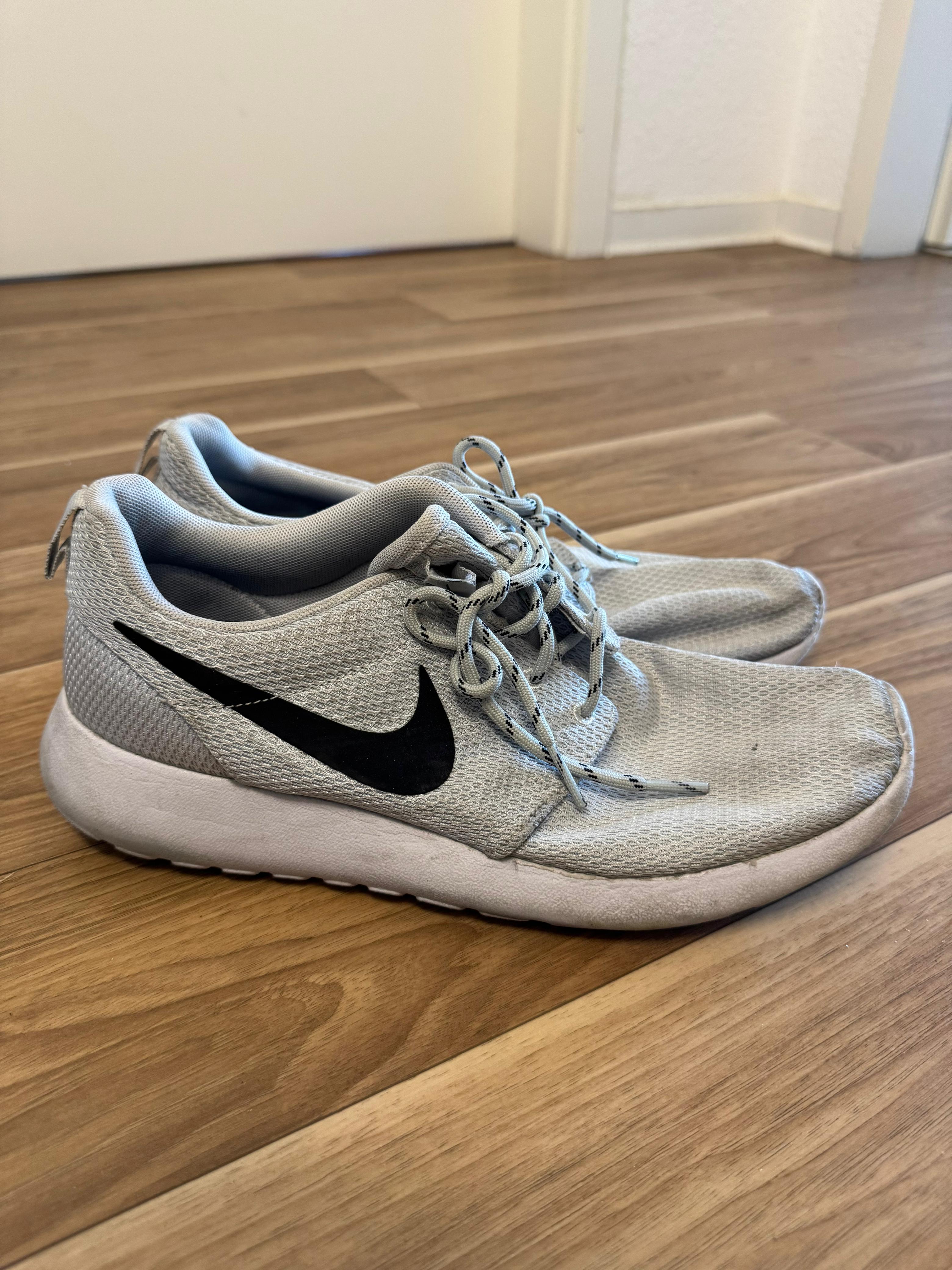 Nike Roshe One Weiß/Schwarz – EU 41 – guter Zustand – Alltagssneaker