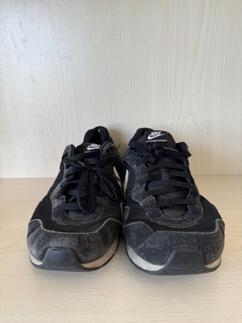 Nike Venture Runner – Schwarz/Weiß, Größe EU 45, Gebraucht
