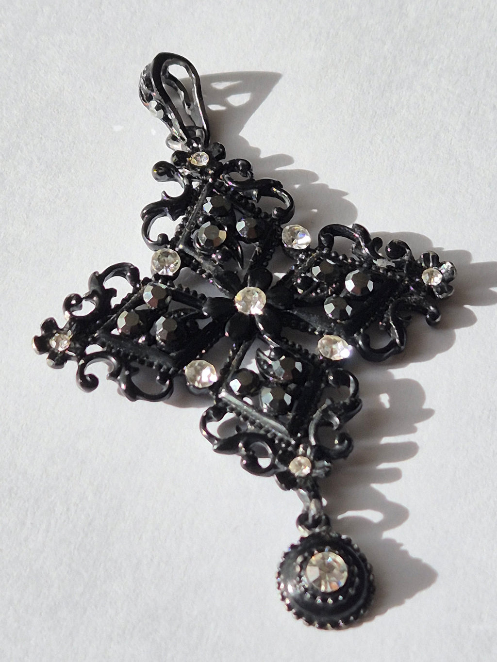 Schwarzer Gothic Kreuz Anhänger mit Strass | 7,6 cm | Gut