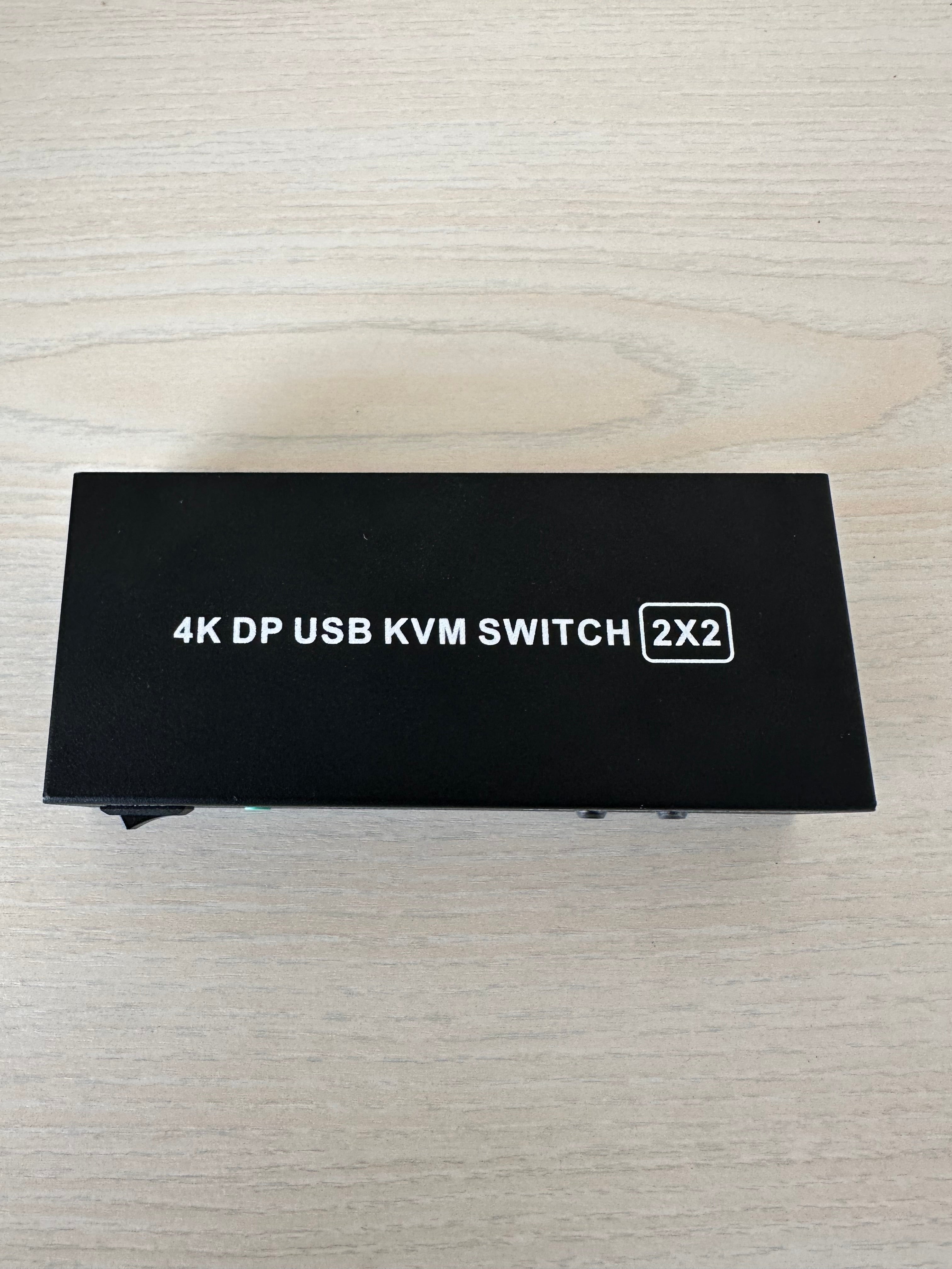 4K Dual DisplayPort 2x2 KVM Switch USB Audio Schwarz Kompakt Sehr Gut