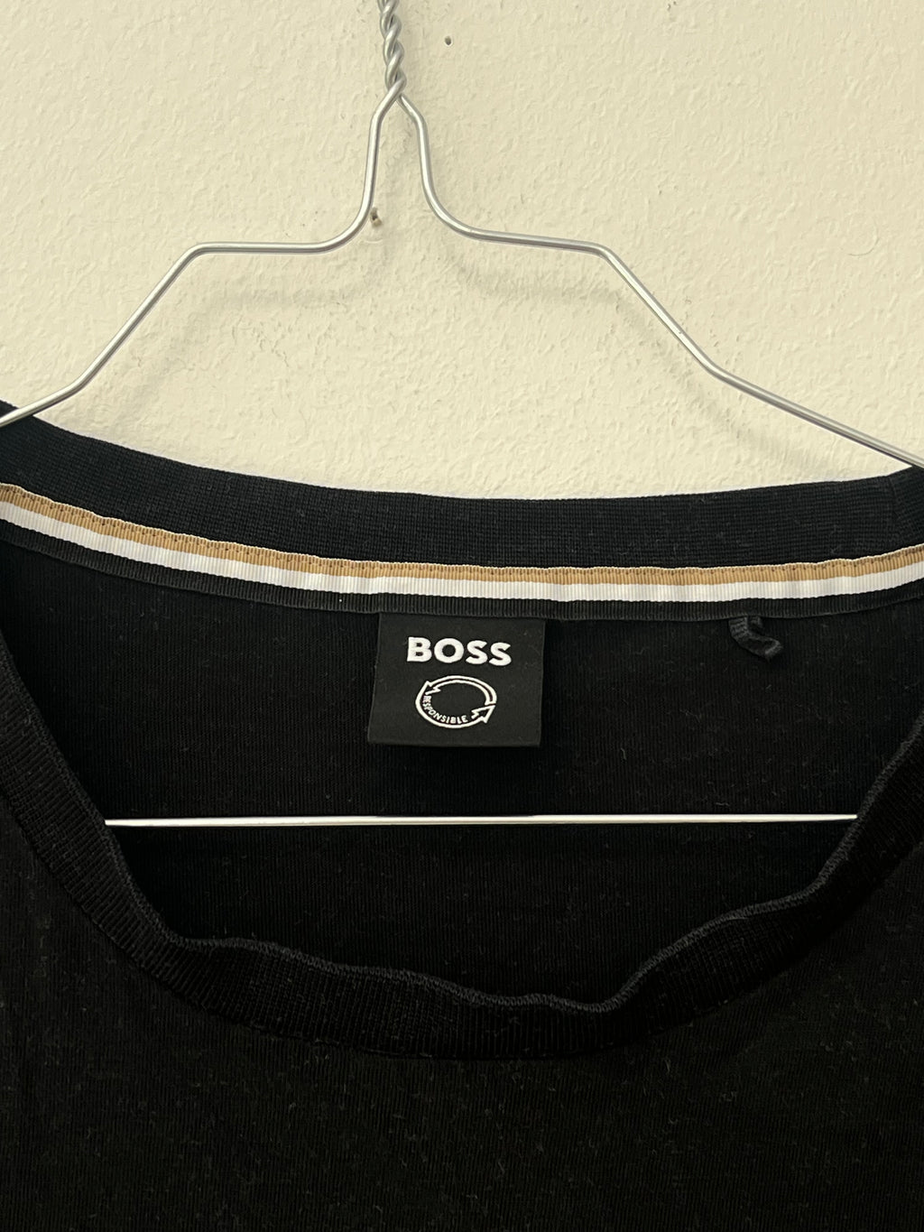 HUGO BOSS Classic Crew Neck T-Shirt – Black, Size M, Very Good Condition