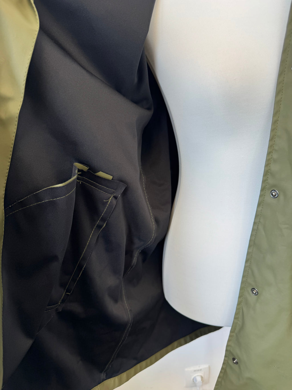 Jacqueline de Yong Regenmantel – Light Olive Green, Größe L, Sehr Gut