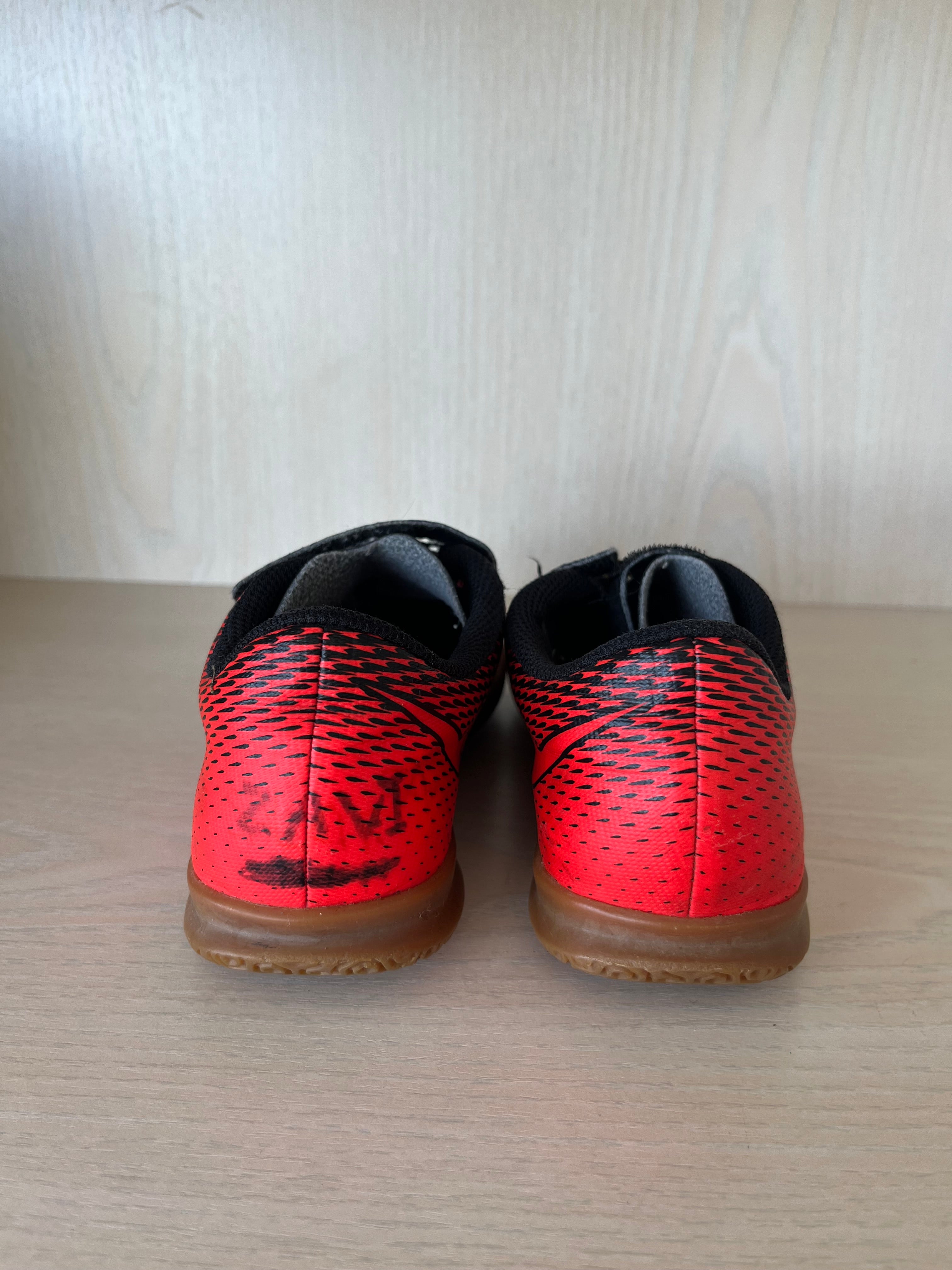 Nike Jr. BravataX II IC Hallenschuhe Rot/Schwarz EU 30.5 | Gebraucht